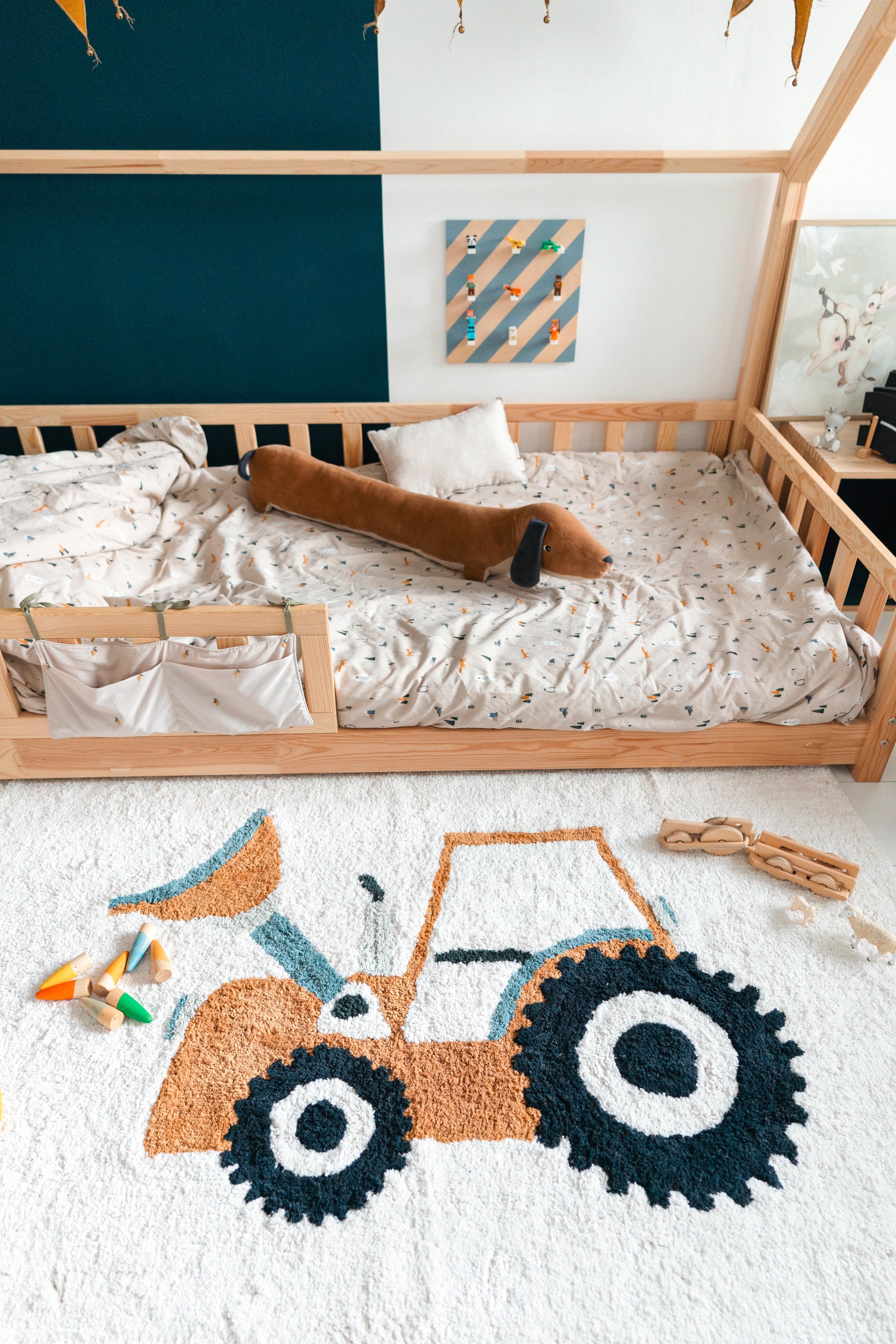 Beige vloerkleed met tractor ideaal voor inrichting van kinderkamer en speelkamer