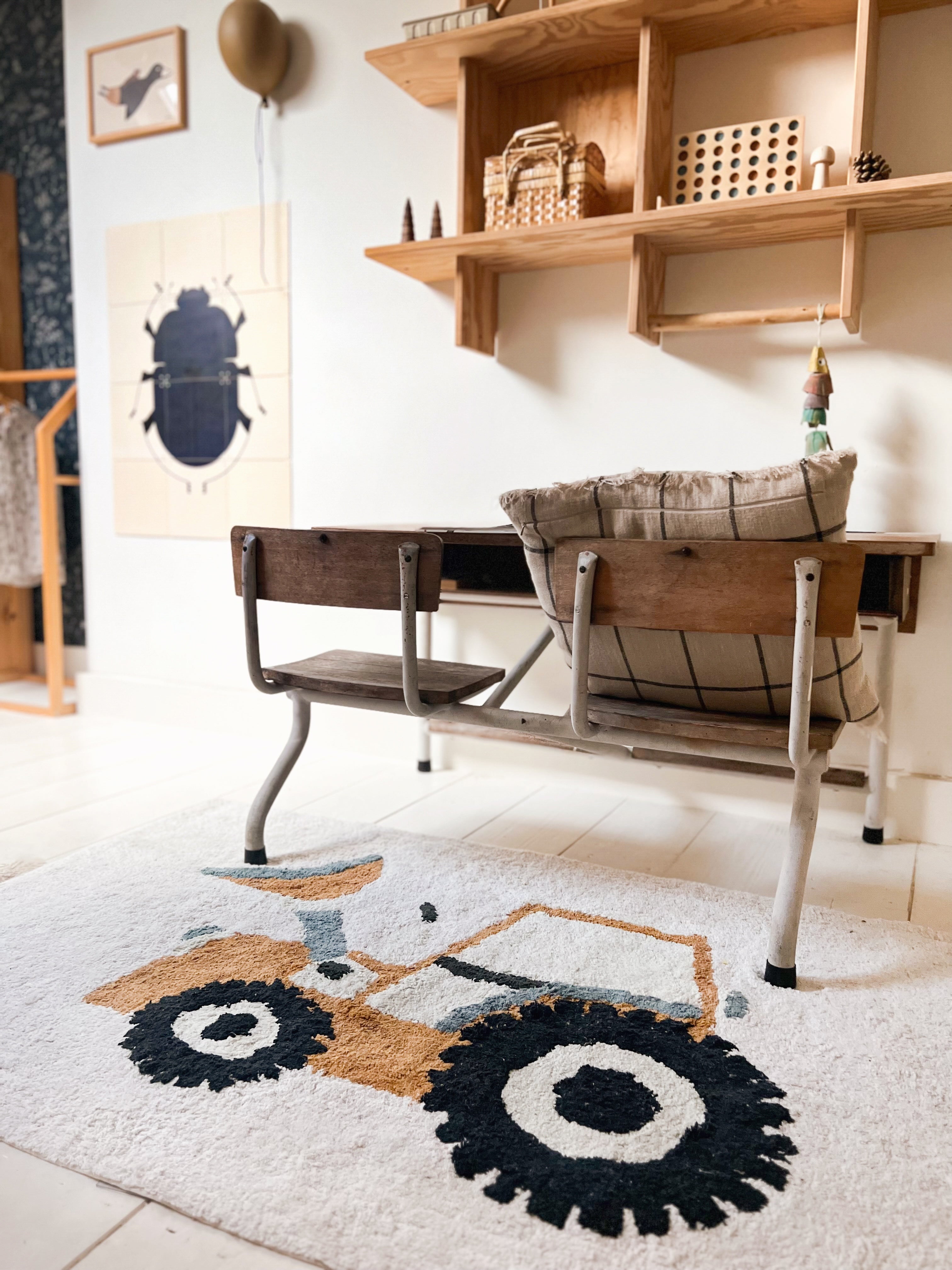 Jongenskamer vloerkleed met grote traktor wielen op een neutrale basis