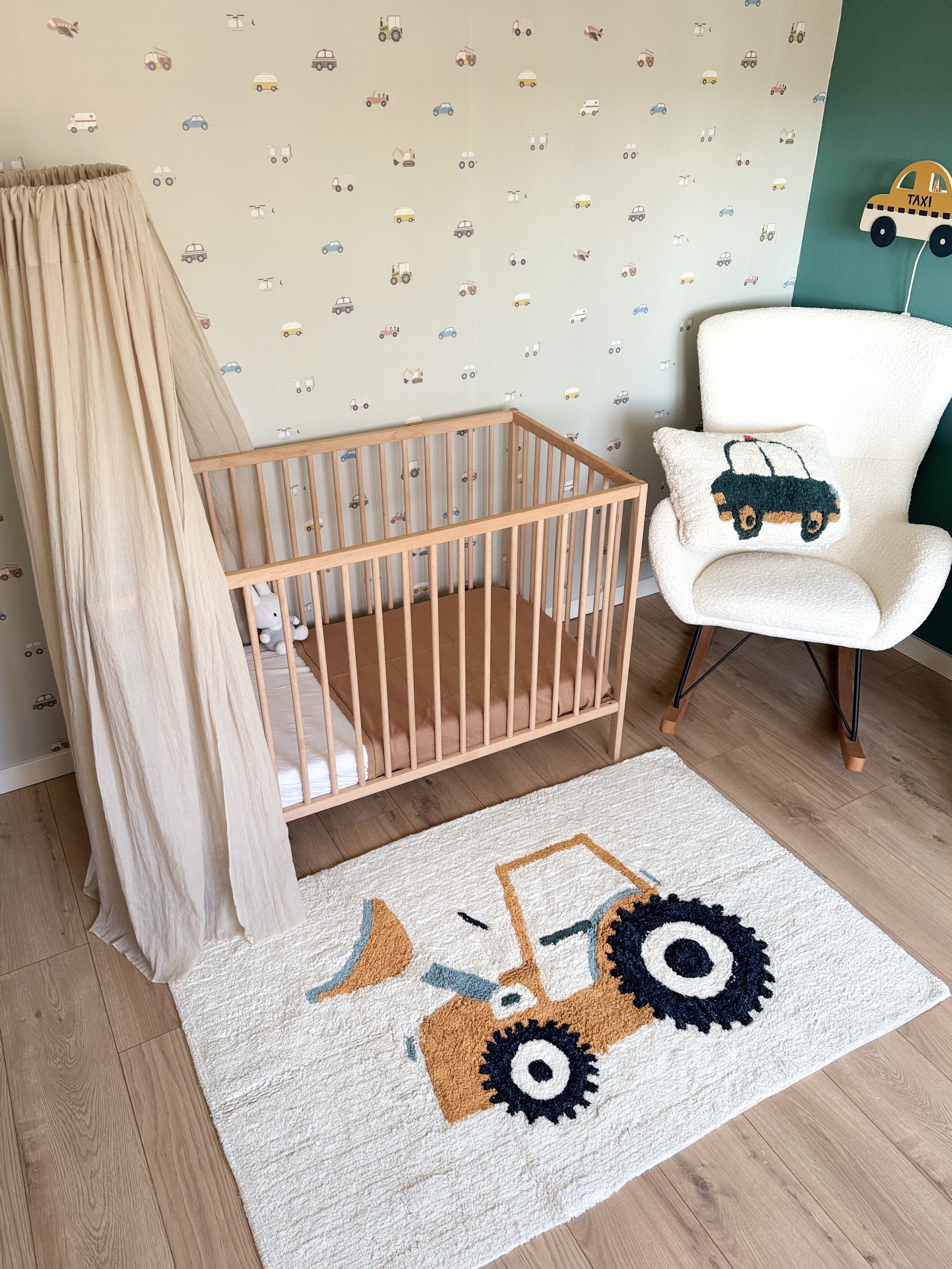 Kinder vloerkleed met gele tractor op beige achtergrond voor stoere kinderkamers