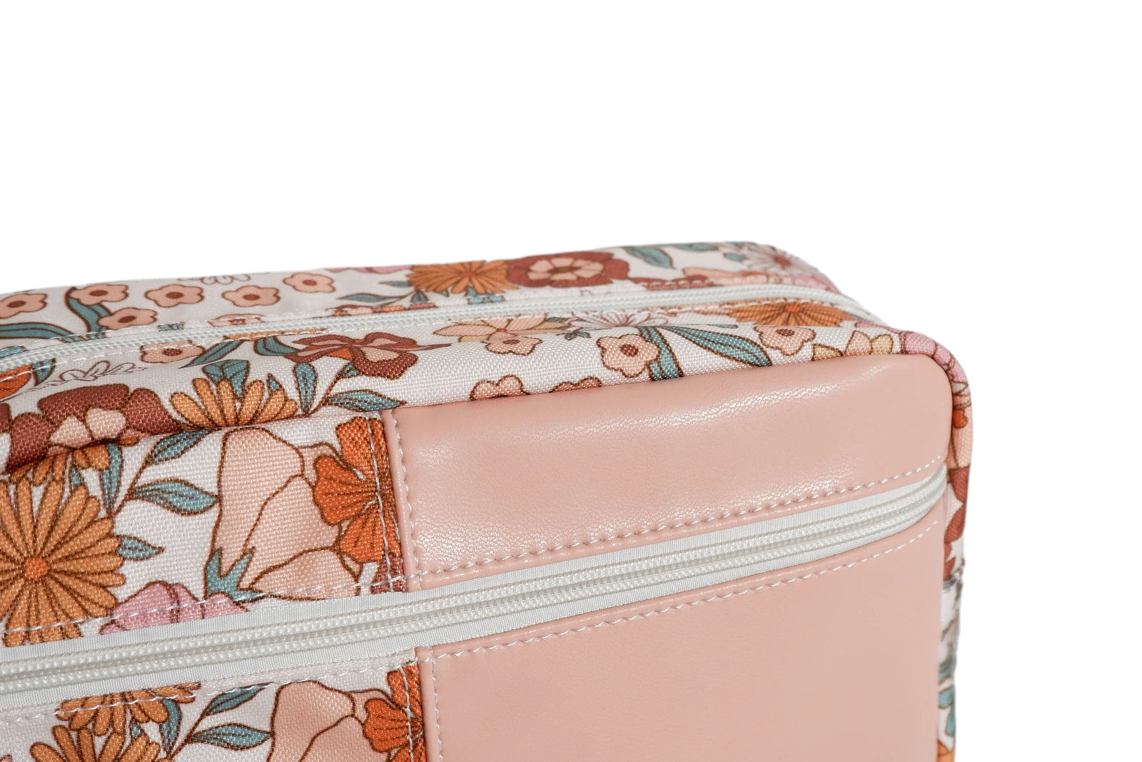 Close-up van de Lily Pocket Flowerfarm met verfijnde bloemenprint, luxe afwerking en gouden Love by Lily-hert.