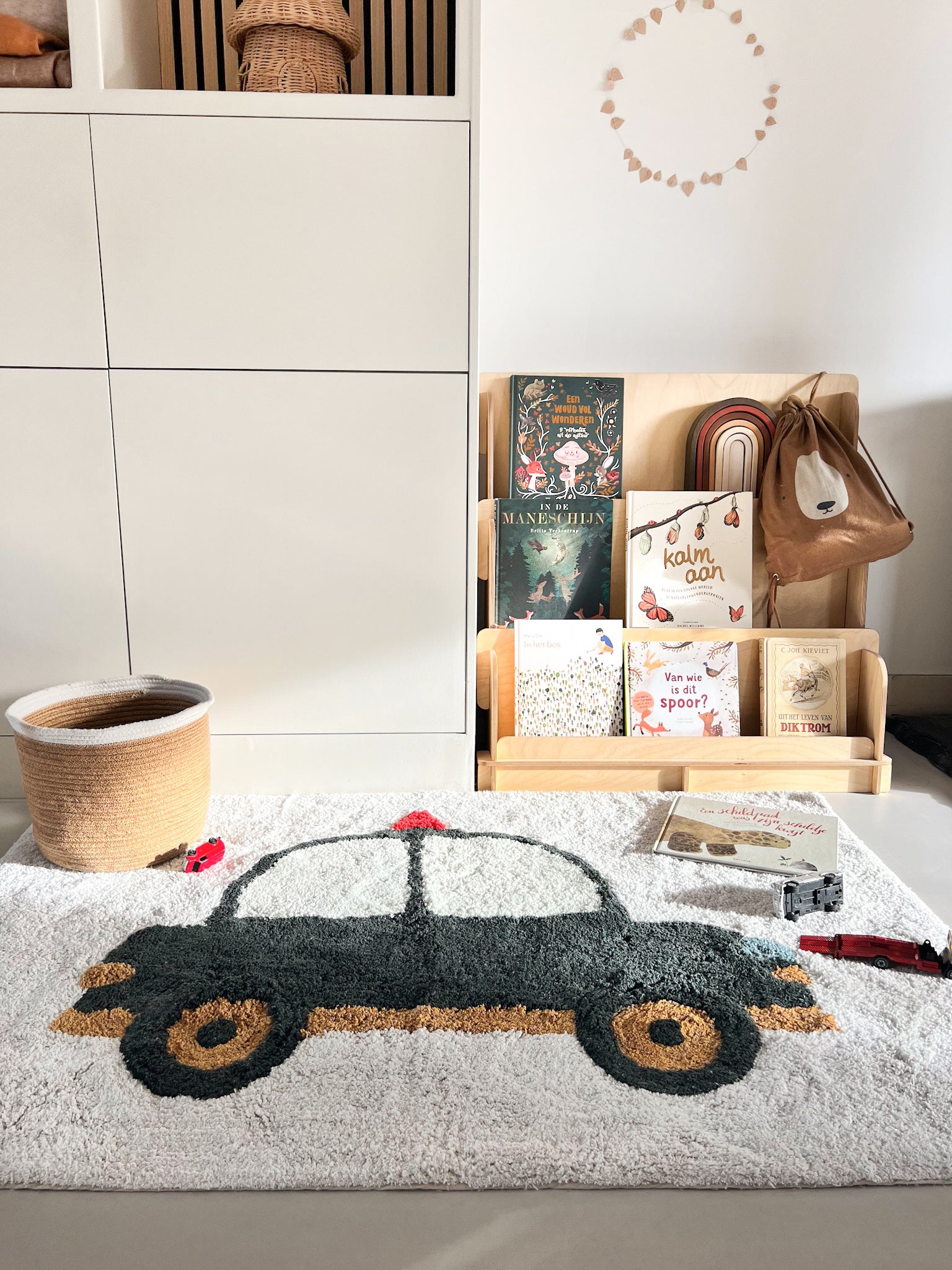 Zacht vloerkleed met politieauto ideaal voor kinderkamer