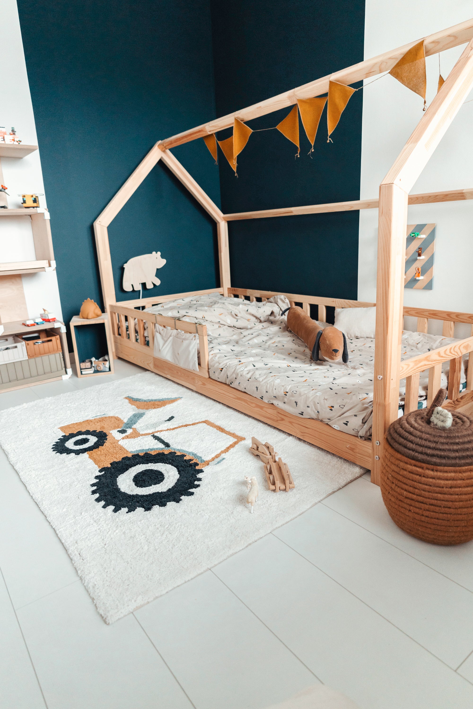 Jongenskamer vloerkleed met een stoere traktor en grote zwarte wielen