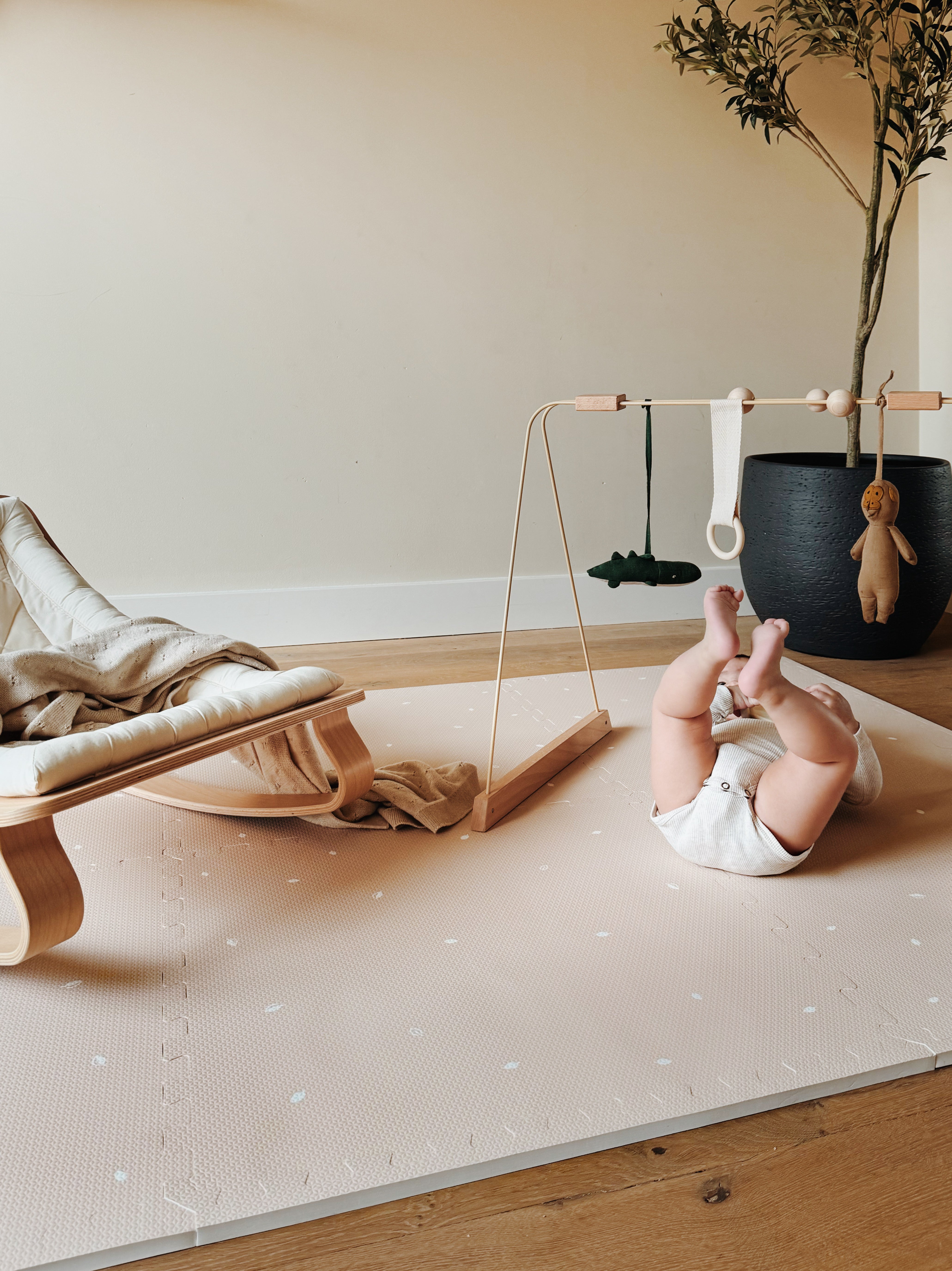 Kindvriendelijke puzzelmat in beige tint. Zorgt voor een veilige speelruimte en ondersteunt motorische ontwikkeling. Ideaal voor babykamer of speelhoek.