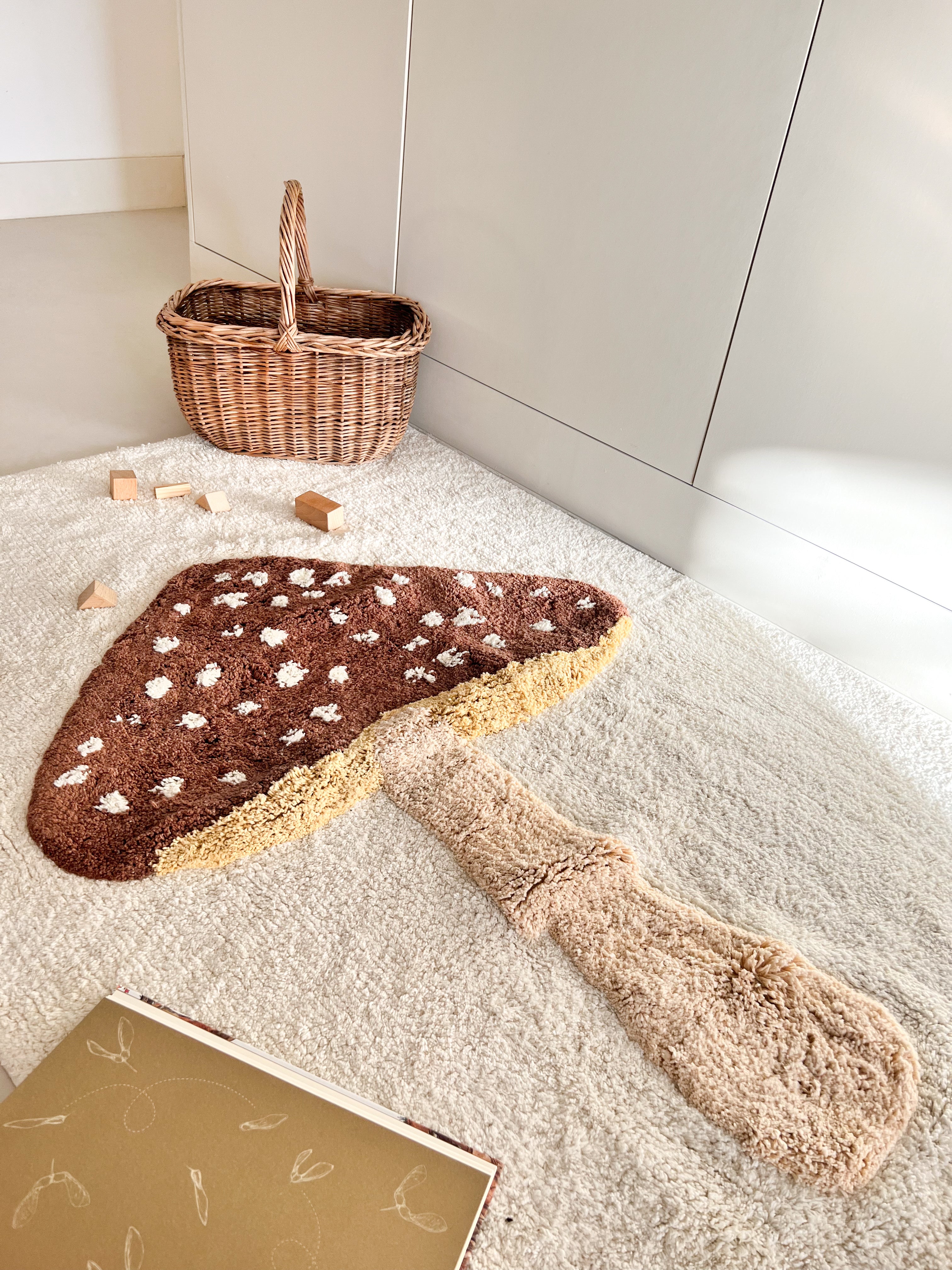 Neutraal paddestoel vloerkleed in beige tinten voor unisex kinderkamer