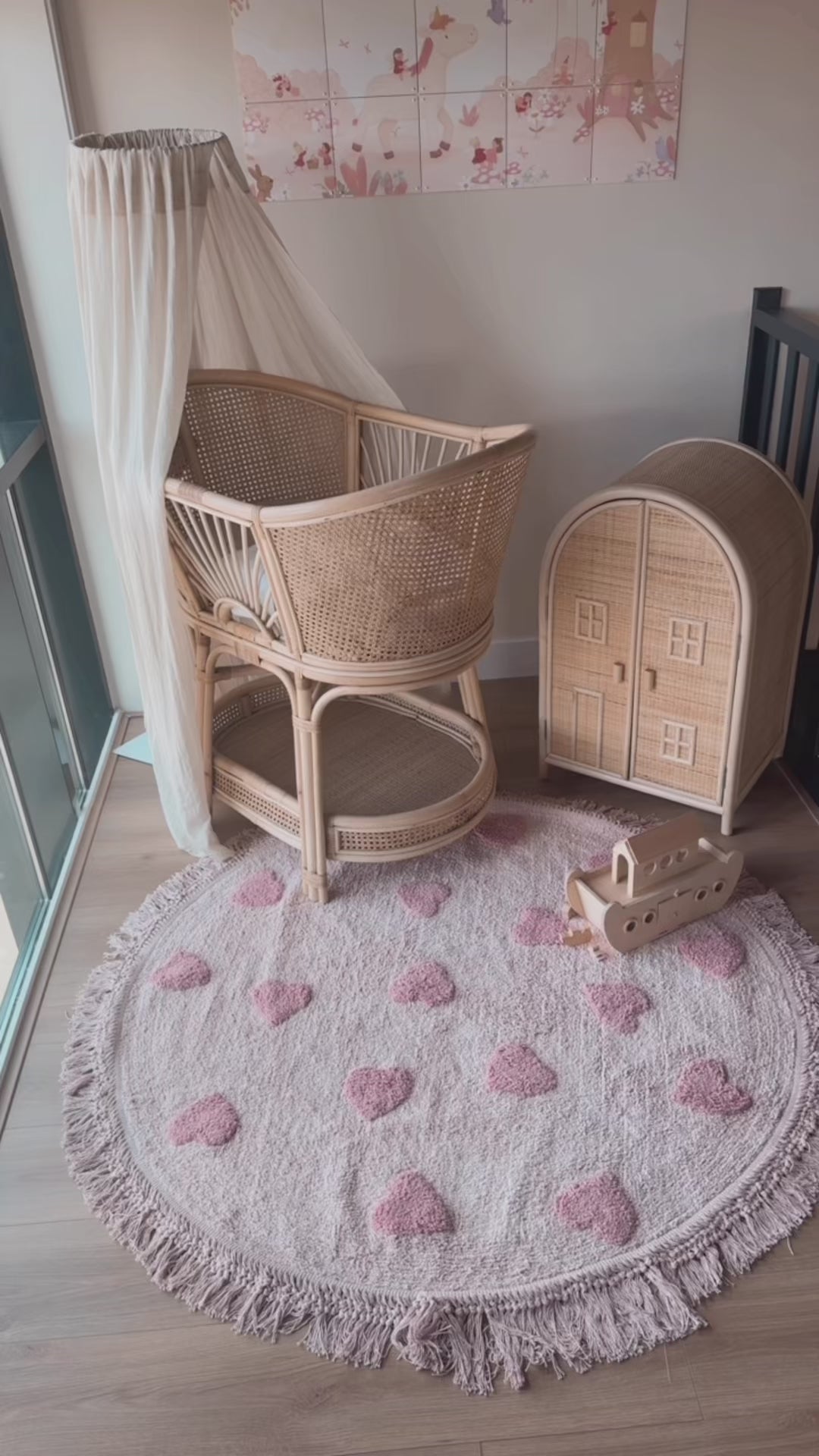 Rosy Hearts speelkleed – stijlvol, zacht en veilig voor kinderen.