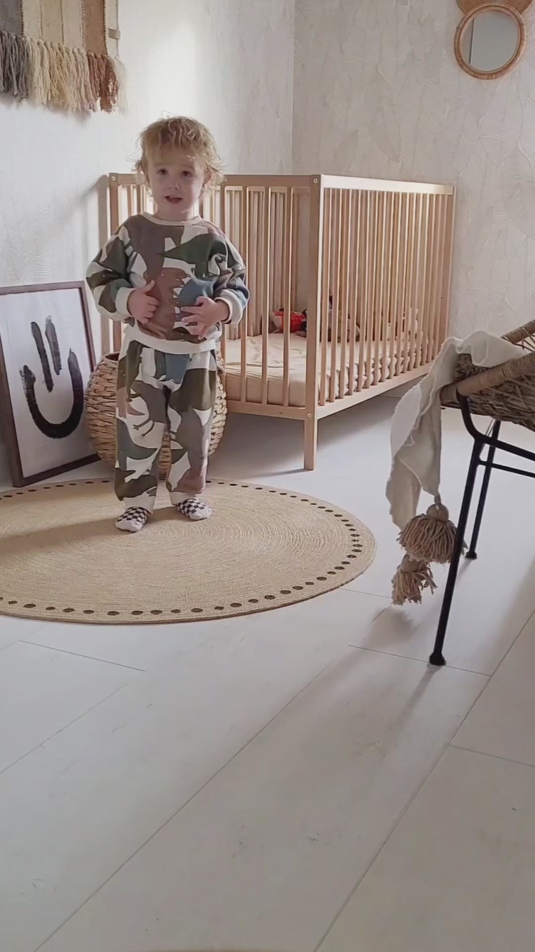 Unisex dino vloerkleed rond model met dinosporen, geschikt voor babykamer en kinderkamer