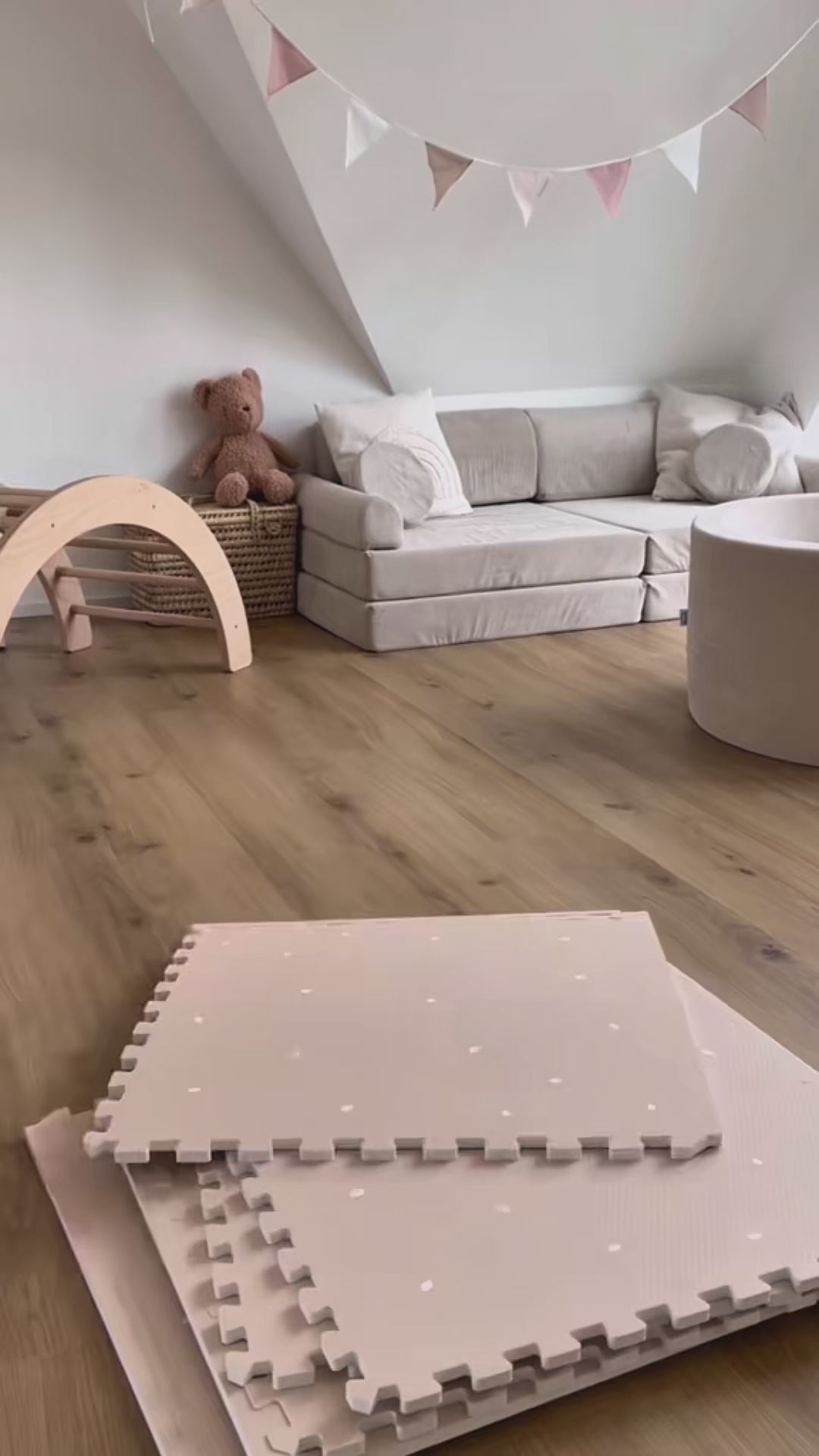 Stijlvol speelkleed dat motorische ontwikkeling ondersteunt. De Tapioca puzzelmat creëert een veilige en rustgevende speelplek in de babykamer.
