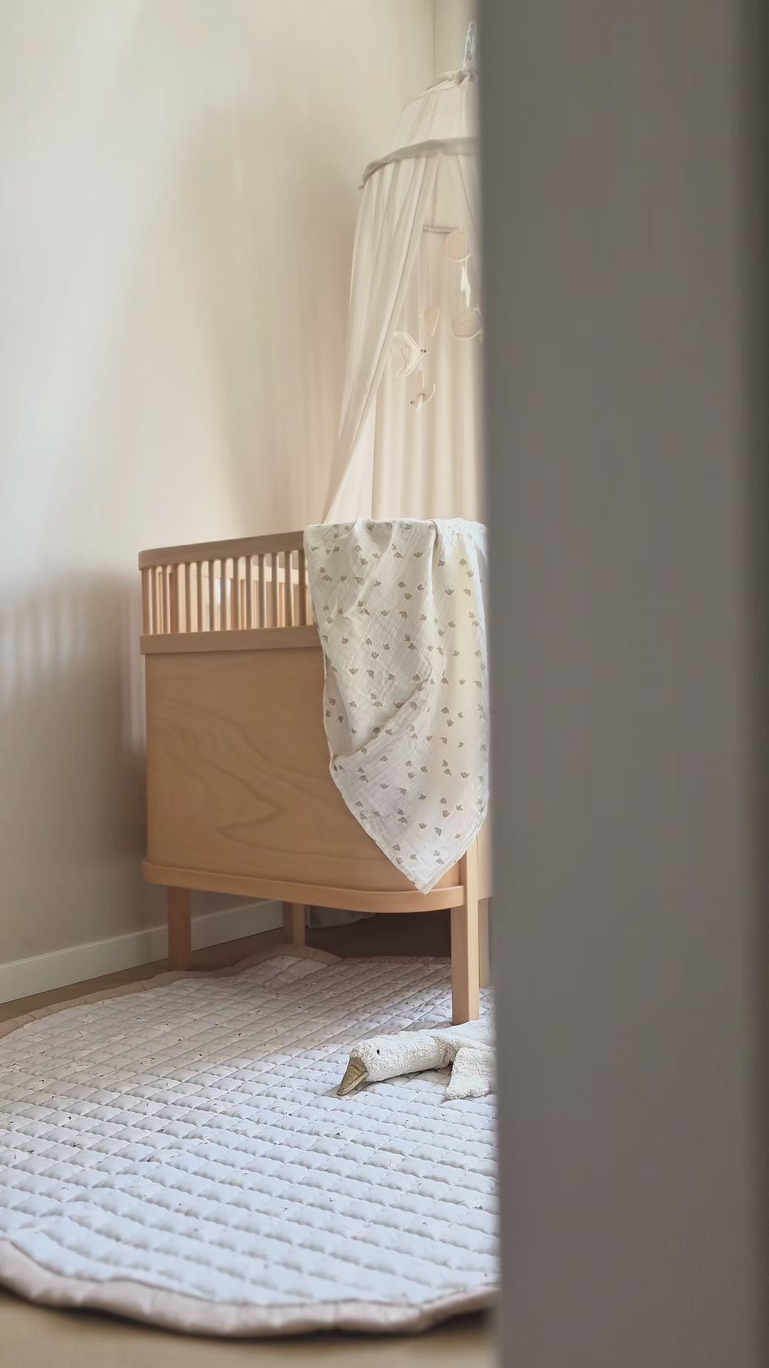 Video van speelkleed love by lily birds in neutraal beige kinderkamer