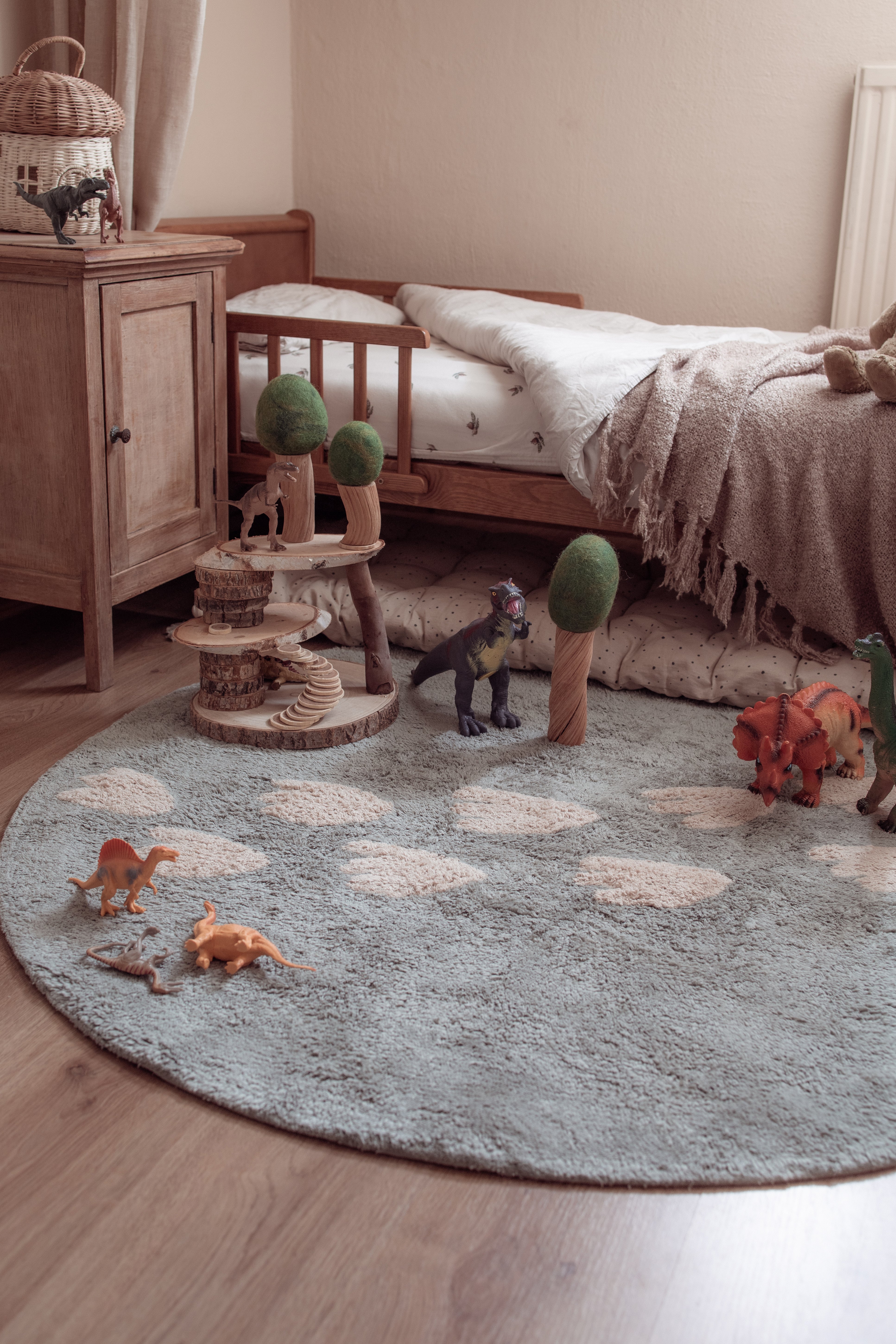 Groen rond dino vloerkleed met sporen, geschikt voor babykamer en kinderkamer