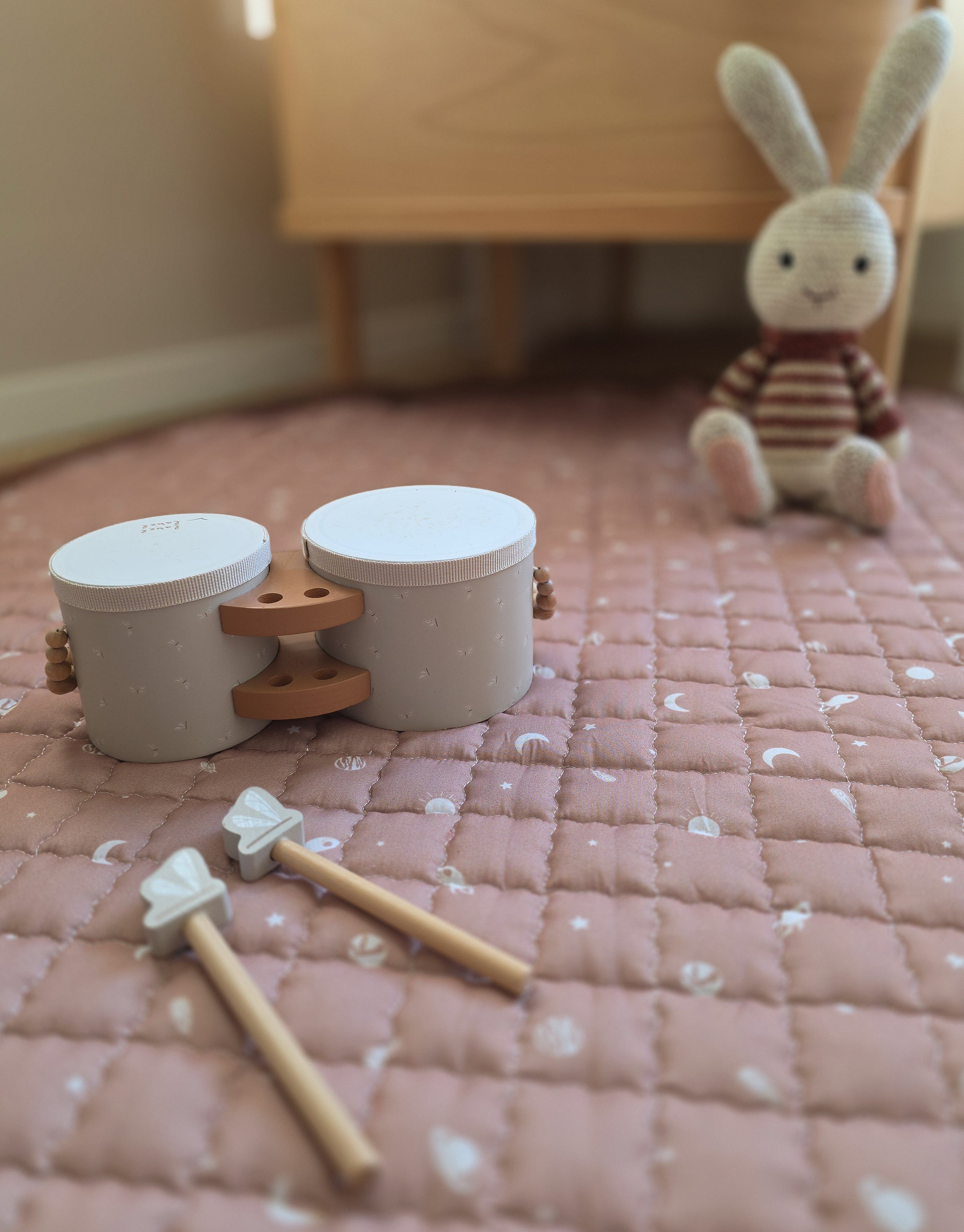 Zacht rond speelkleed met maan en sterren, geschikt voor dagelijks gebruik.