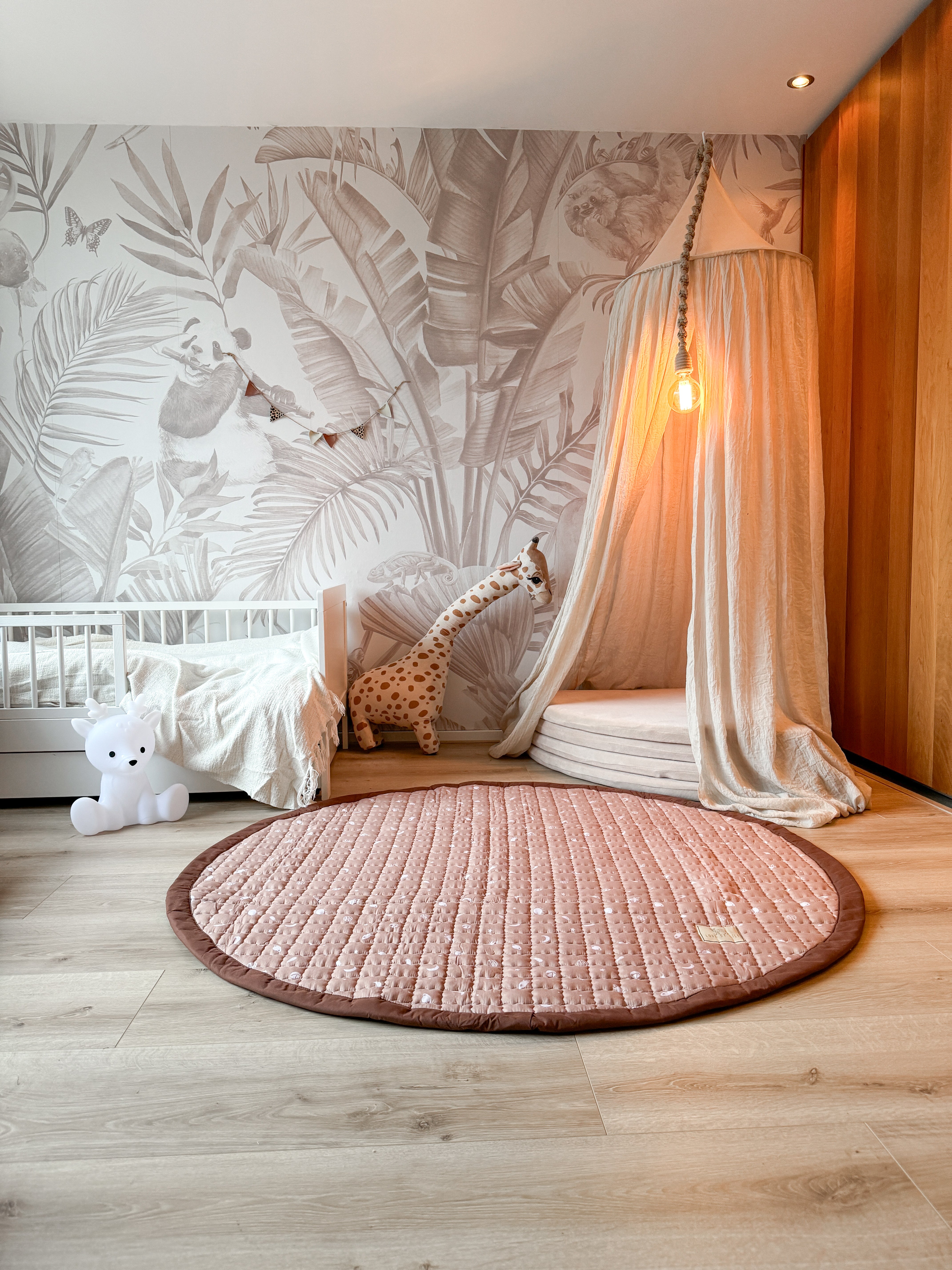 Rond speelkleed met ruimte-thema, perfect voor de baby- of kinderkamer.
