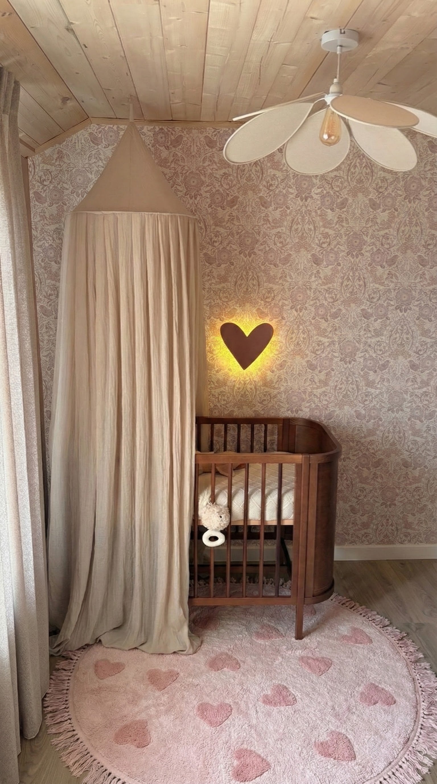 zacht rond vloerkleed in roze tinten met hartjes, perfect voor een meisjeskamer