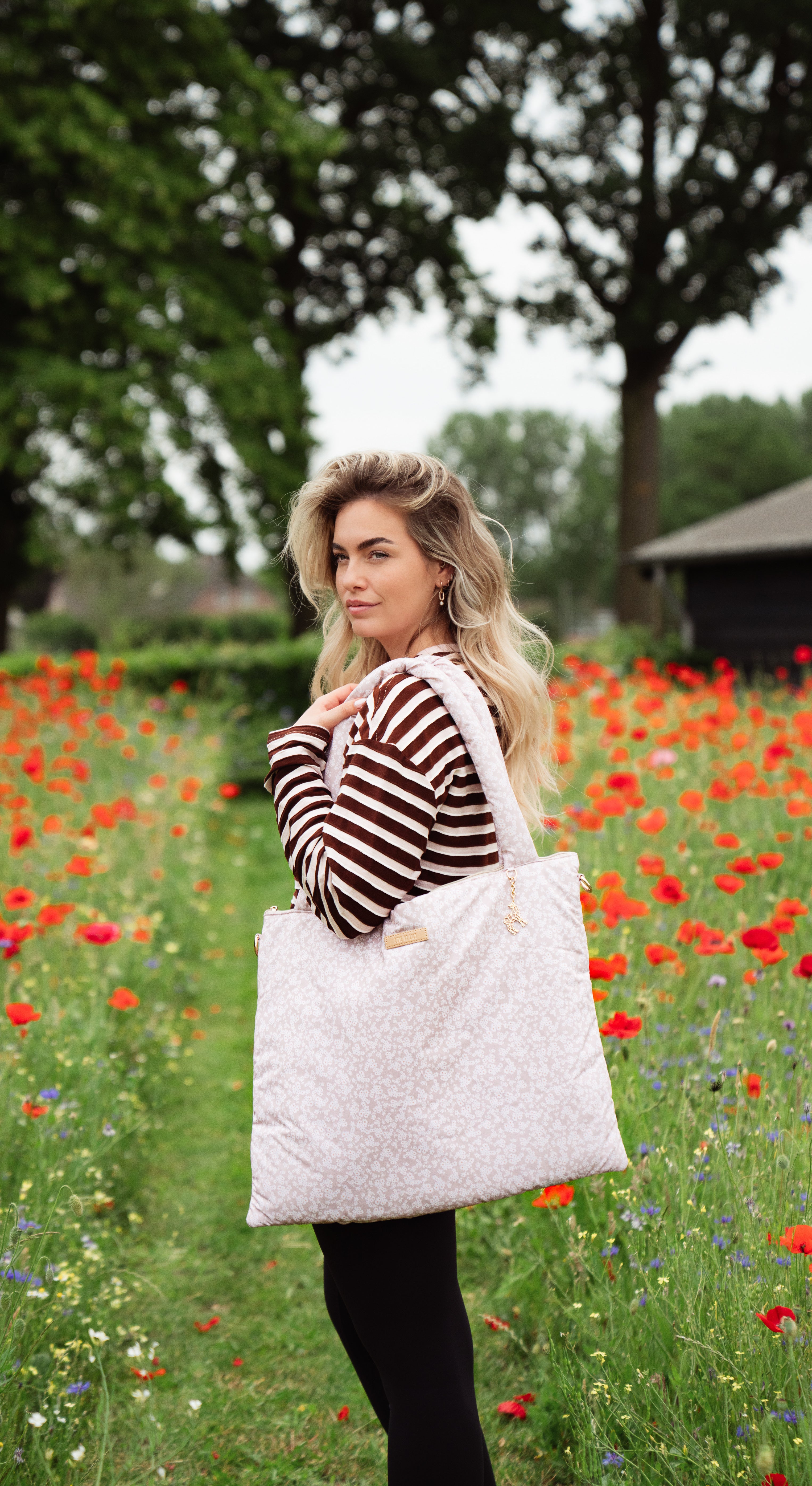 The Lily Tote – Little Daisies