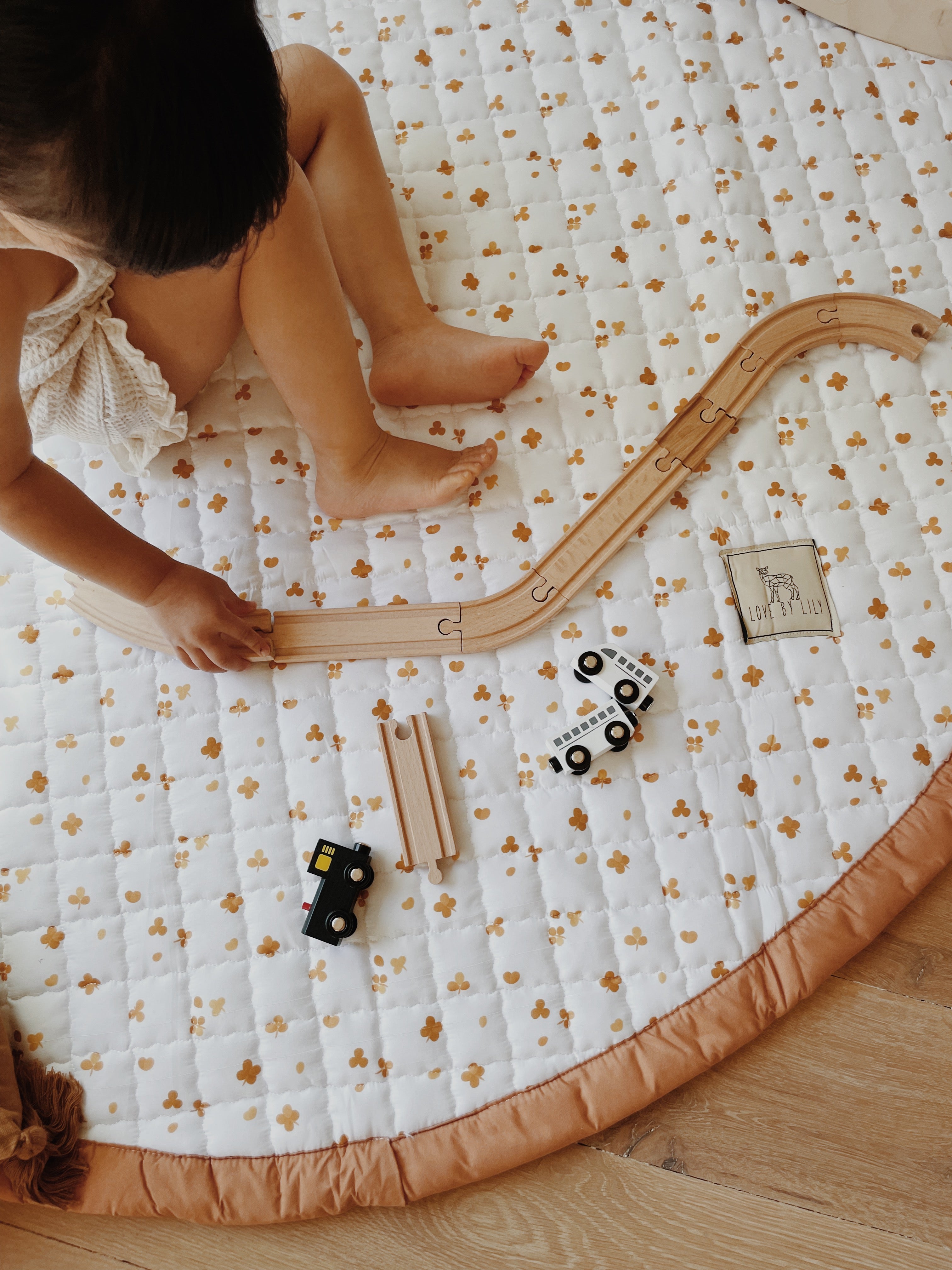 Sunny Clovers speelkleed van Love by Lily, ontworpen voor comfortabel en veilig spelen.