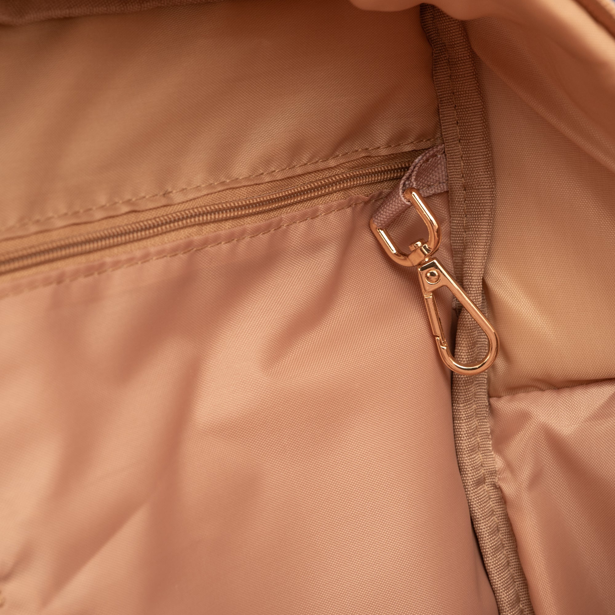 Detail van de sleutelhaak in de Travel Mom Bag – houdt sleutels veilig en binnen handbereik.