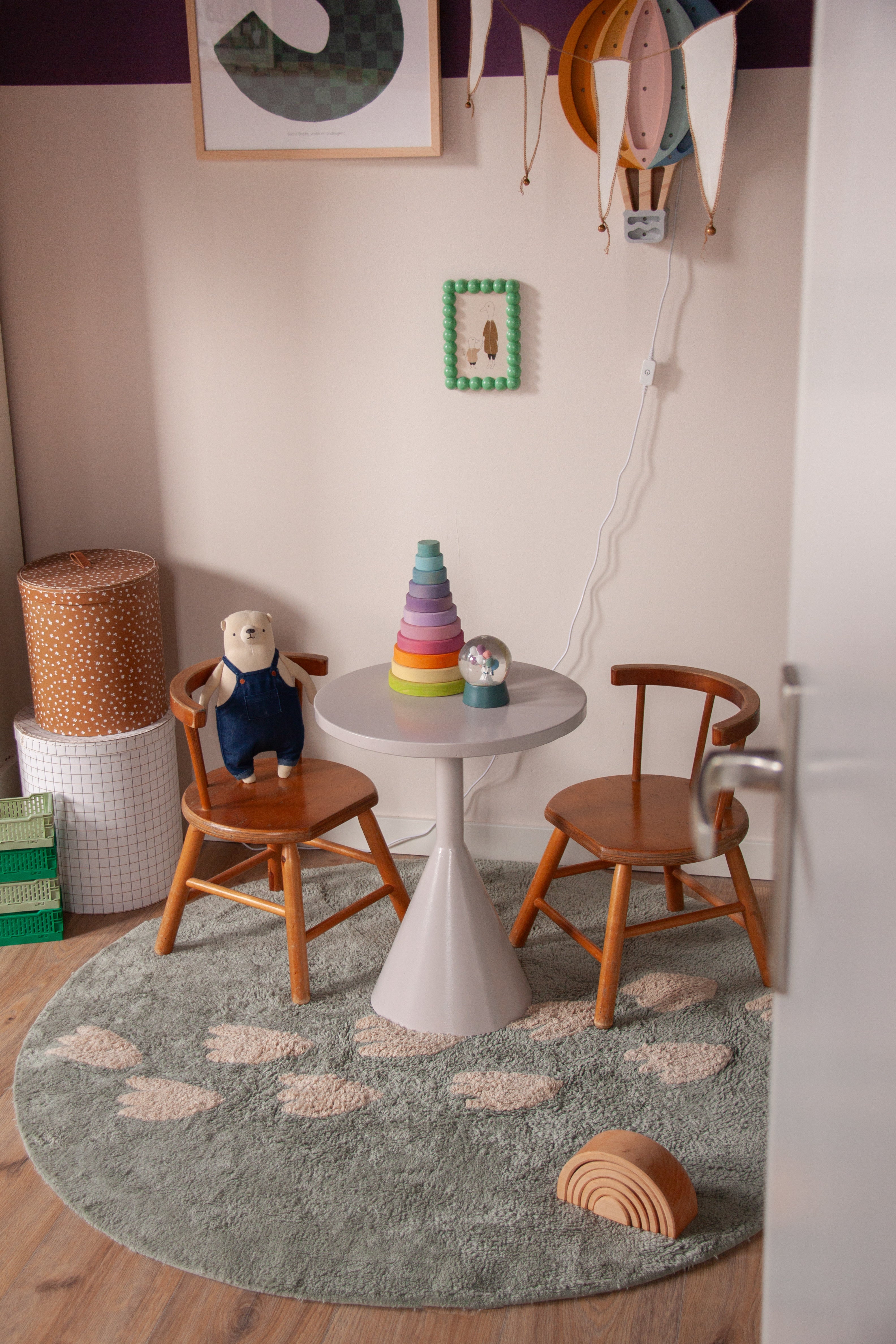 Rond vloerkleed dino design in groen, perfect voor babykamer en jongenskamer