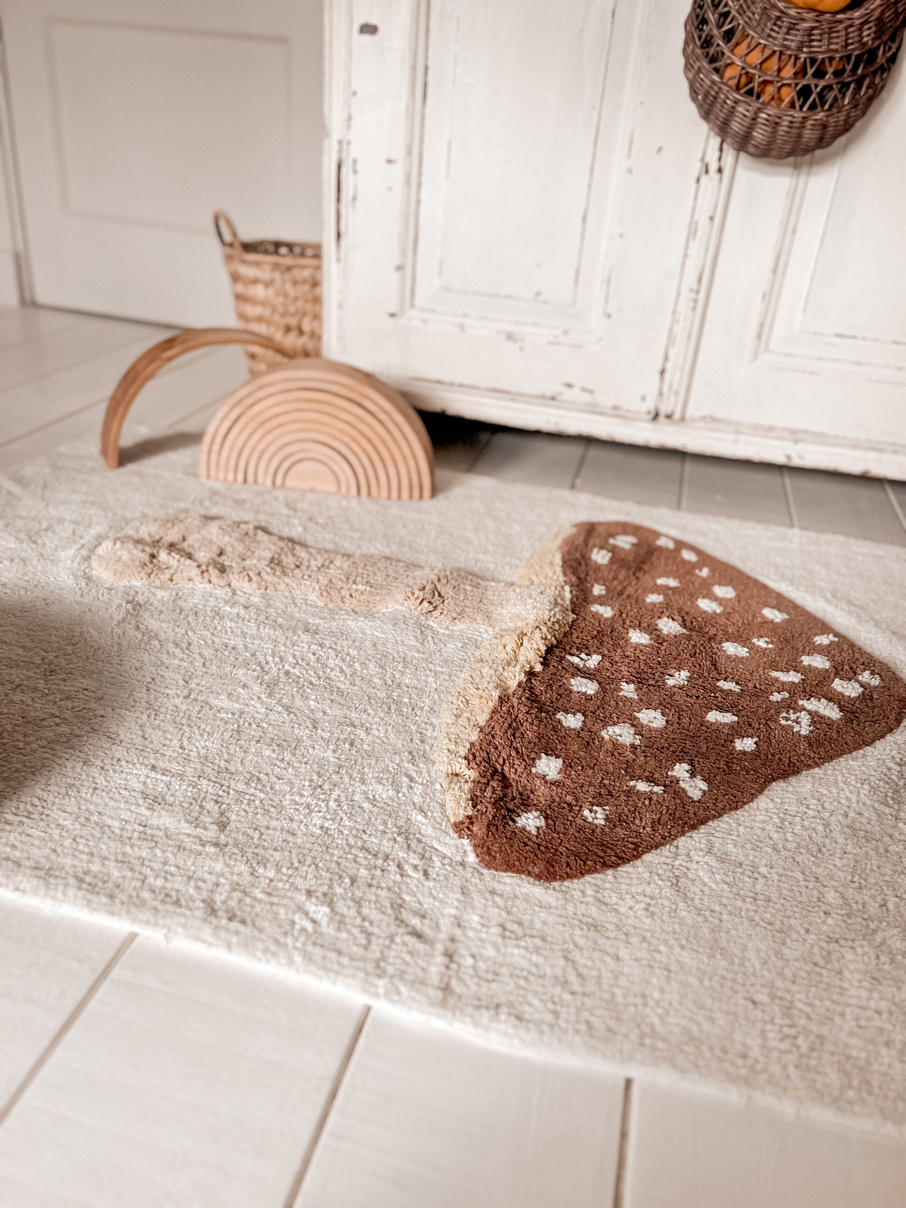 Zacht beige vloerkleed met paddestoel print voor kinderkamer