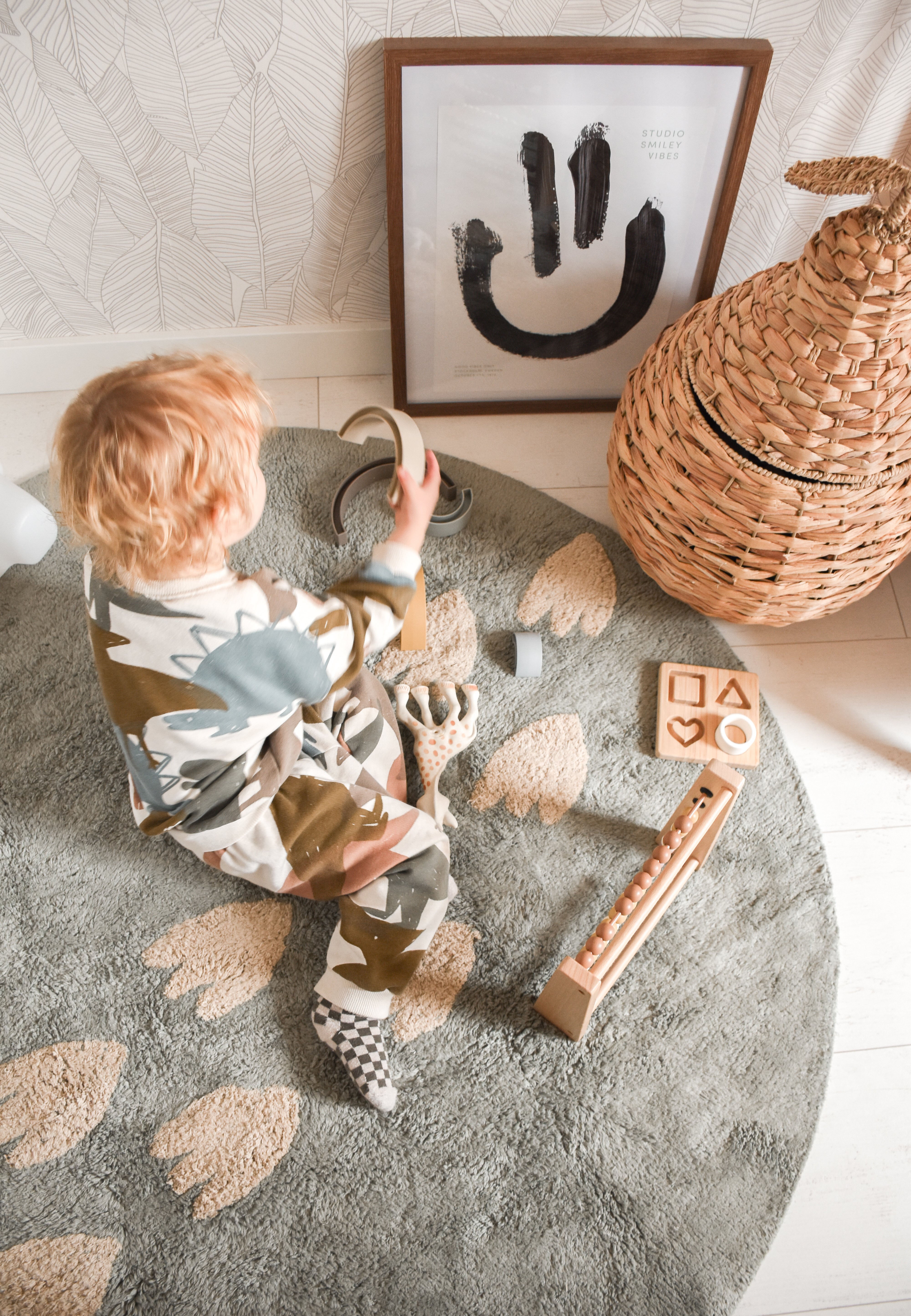 Dino vloerkleed met sporen, unisex rond vloerkleed in groen voor babykamer