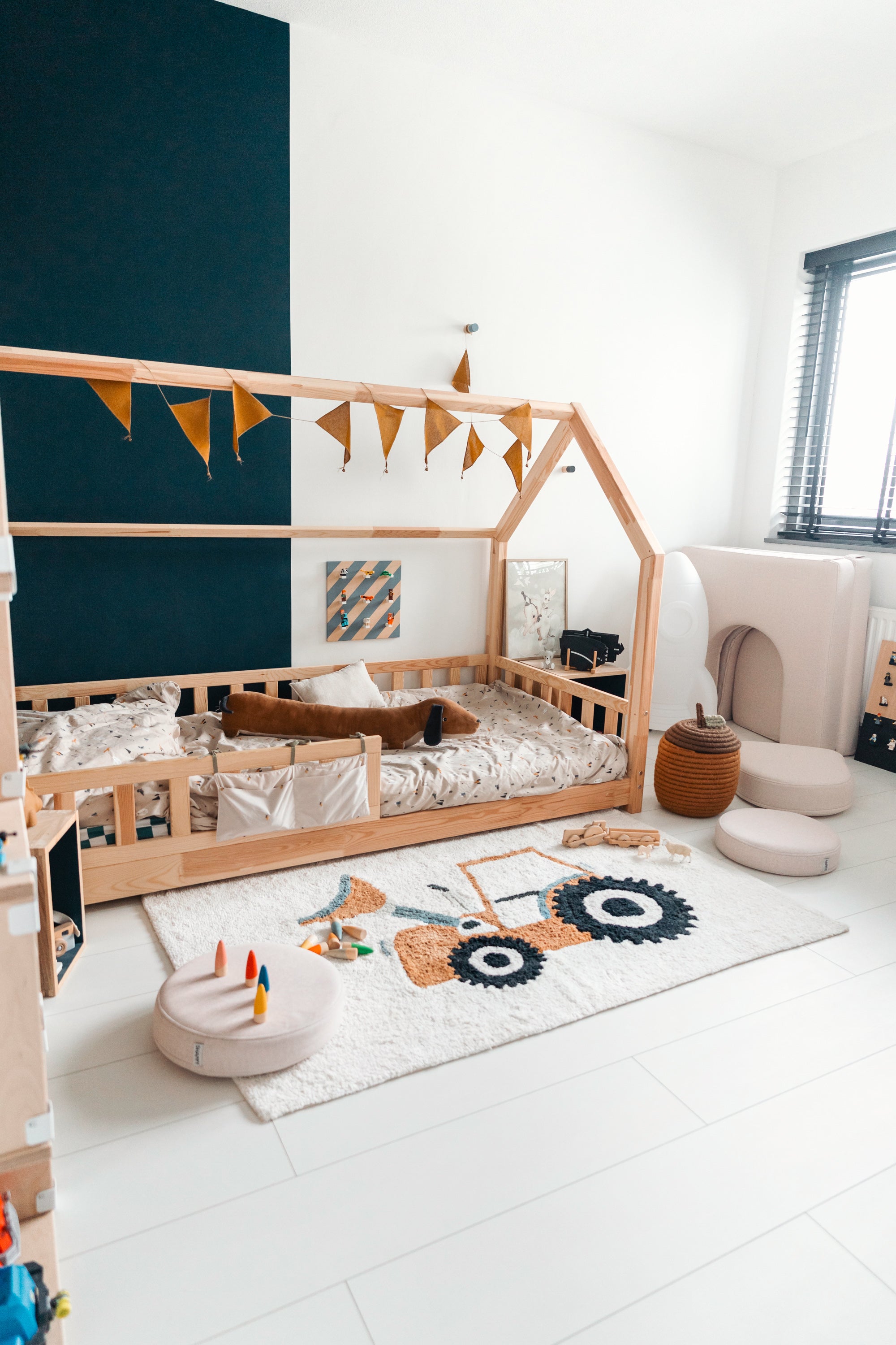 Neutraal vloerkleed met tractor design geschikt voor jongens en meisjes kamer