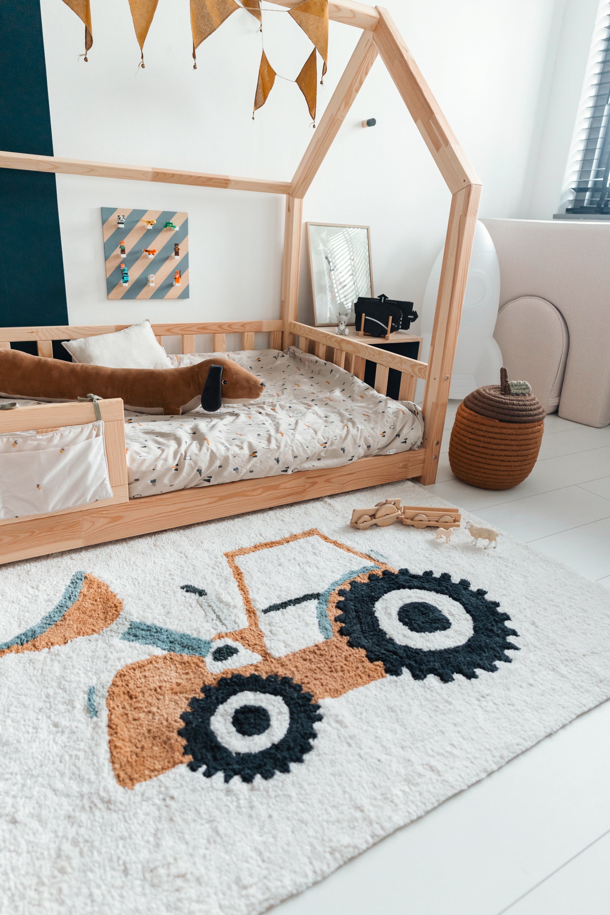 Babykamer kleed met zachte kleuren en een speelse traktor illustratie