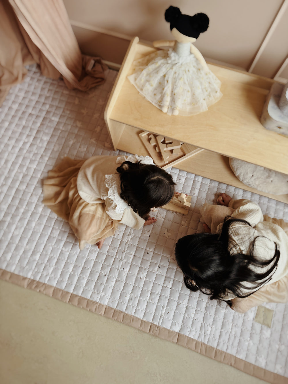 Speelkleed Little Wings – bovenaanzicht van twee kinderen die spelen op het speelkleed met fijne print