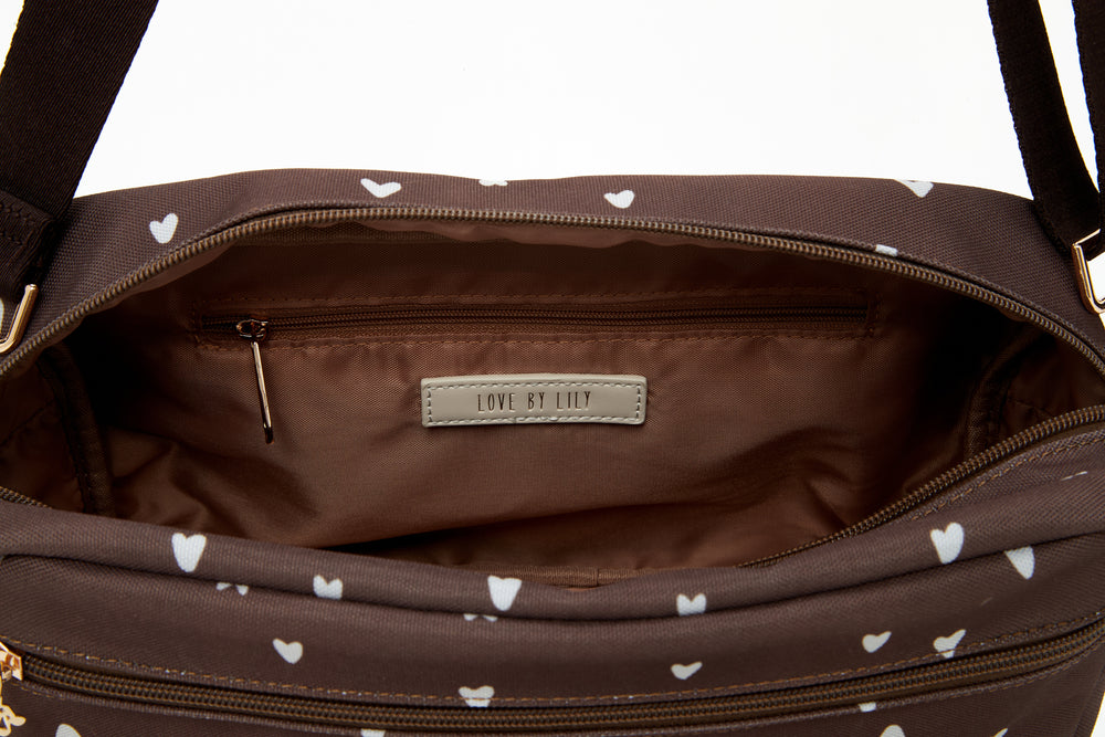The Lily Pocket Deep Amour van Love by Lily in hartjesprint, geopend met zicht op het ritsvak en het Love by Lily-label