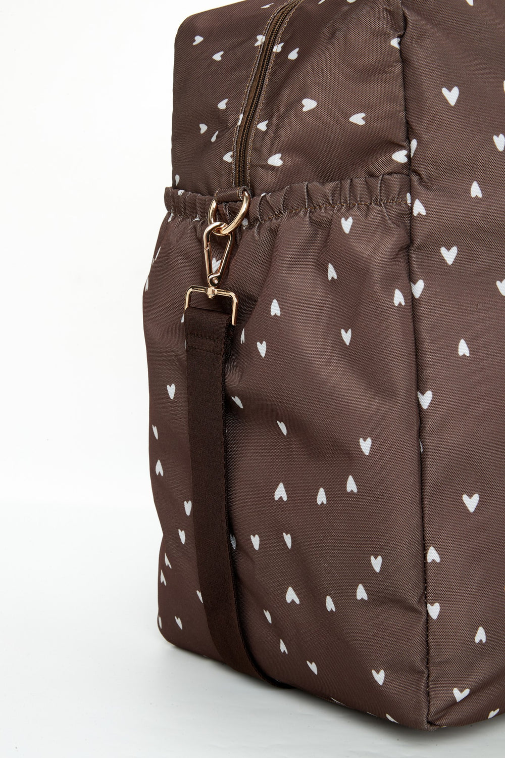Travel Mom Bag Deep Amour van Love by Lily in hartjesprint, close-up van de gouden karabijnhaak en D-ring bij het zijvak