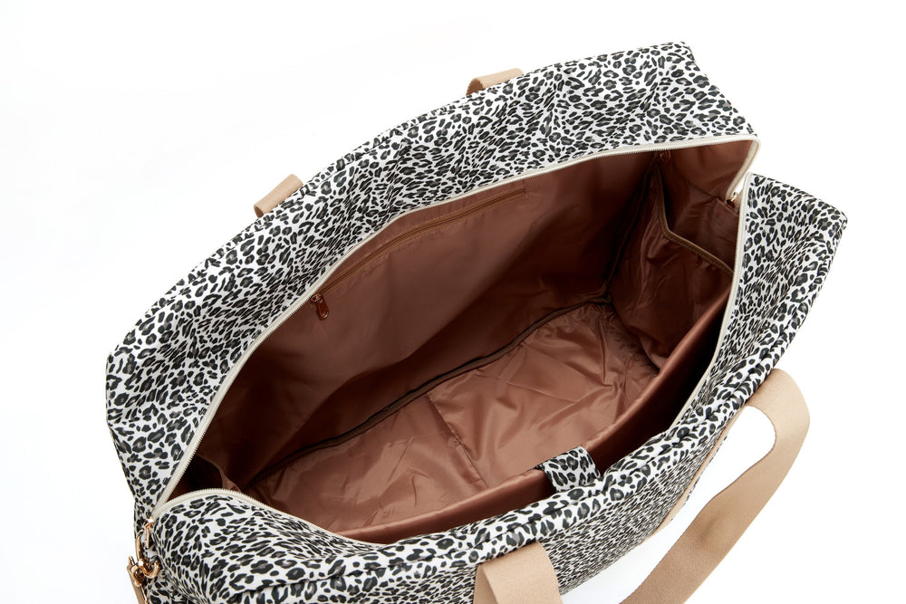 Travel Mom Bag – Snow Leopard – binnenkant van de geopende reistas met bruine voering en opbergvakken