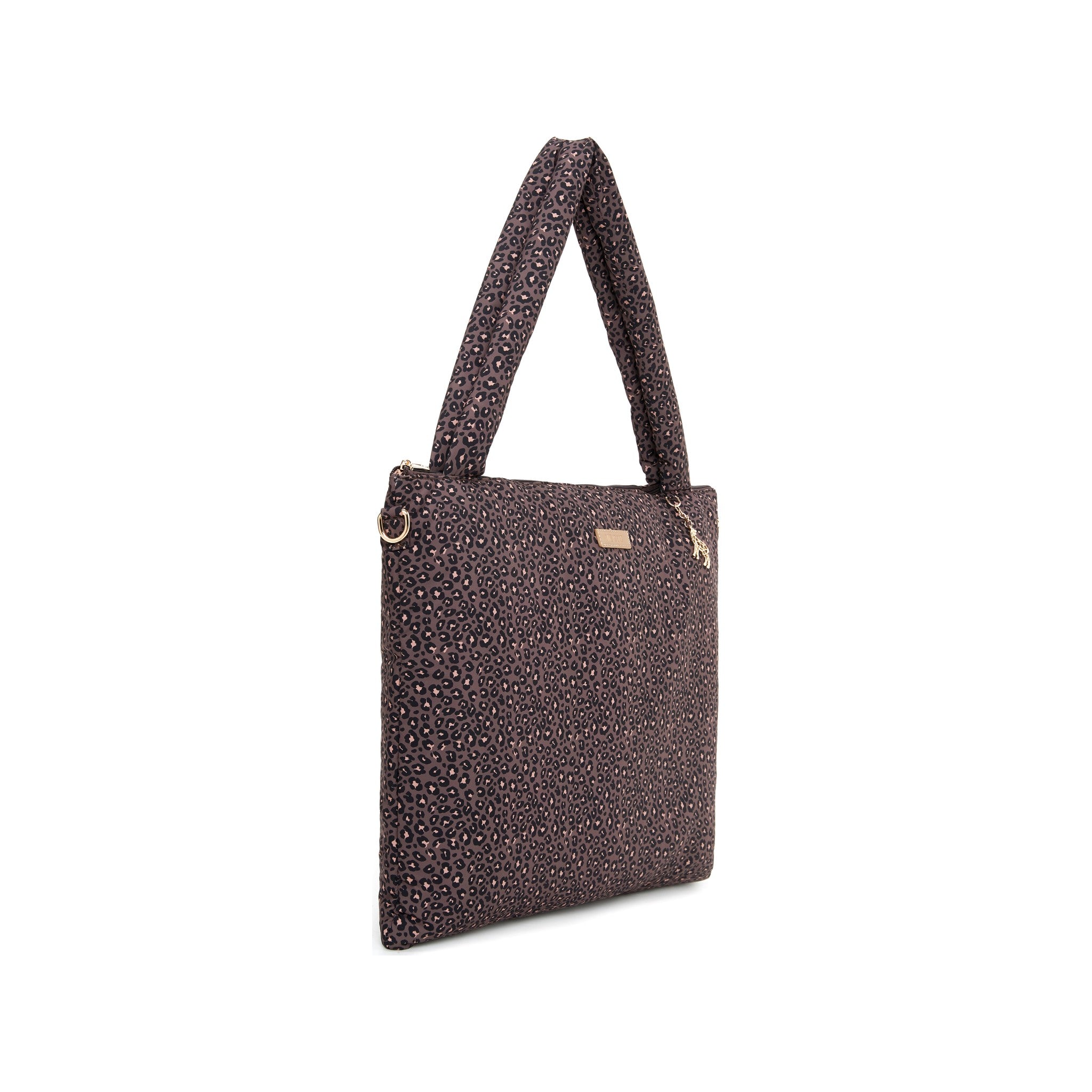 The Lily Tote luiertas van Love by Lily in Wild Espresso luipaardprint, driekwart aanzicht op witte achtergrond met gouden giraffe-hangertje
