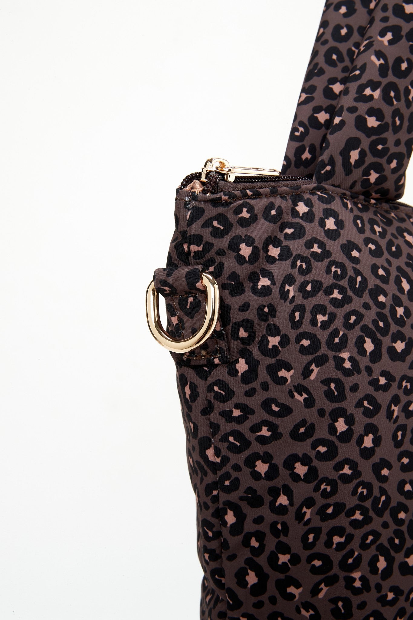 The Lily Tote luiertas van Love by Lily in Wild Espresso luipaardprint, close-up van de gouden D-ring en rits