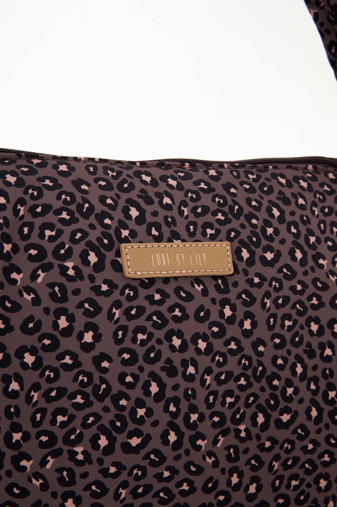 The Lily Tote luiertas van Love by Lily in Wild Espresso luipaardprint, close-up van het Love by Lily-labelpatch