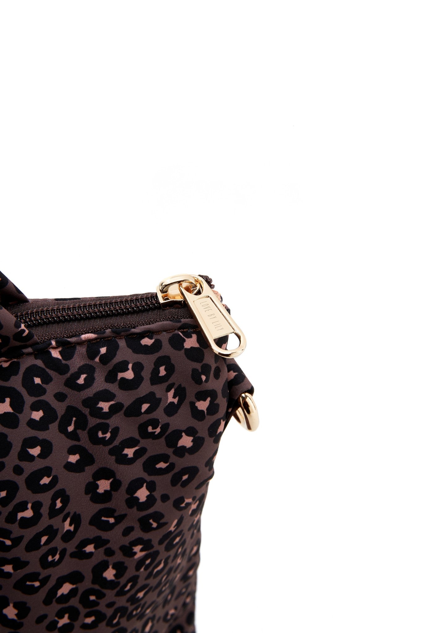 The Lily Tote luiertas van Love by Lily in Wild Espresso luipaardprint, close-up van de ritstrekker met Love by Lily-gravure en D-ring