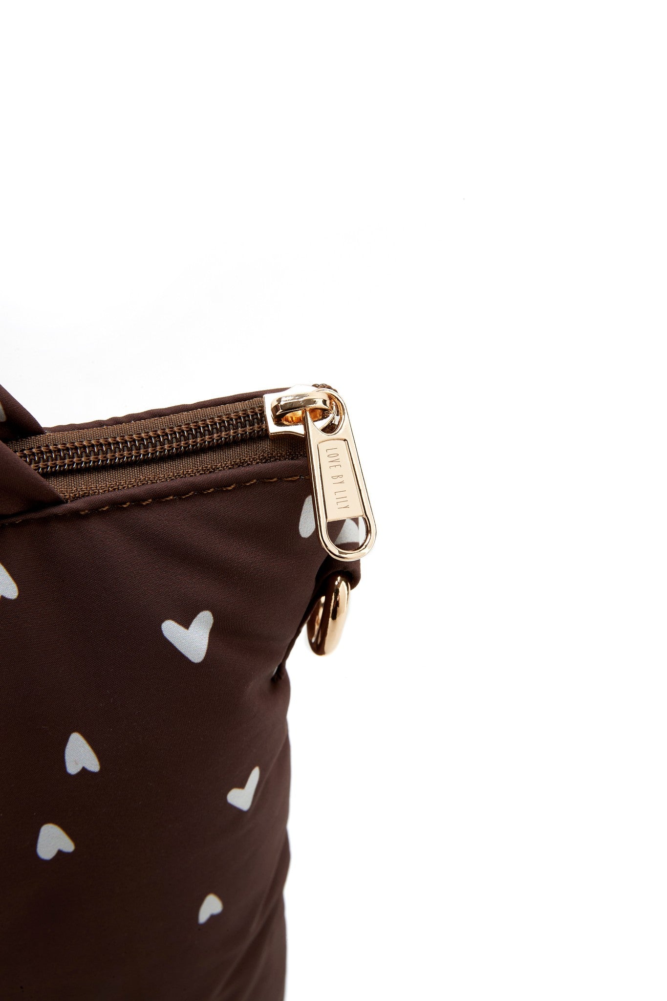 The Lily Tote luiertas van Love by Lily in Deep Amour hartjesprint, close-up van de ritstrekker met Love by Lily-gravure en D-ring