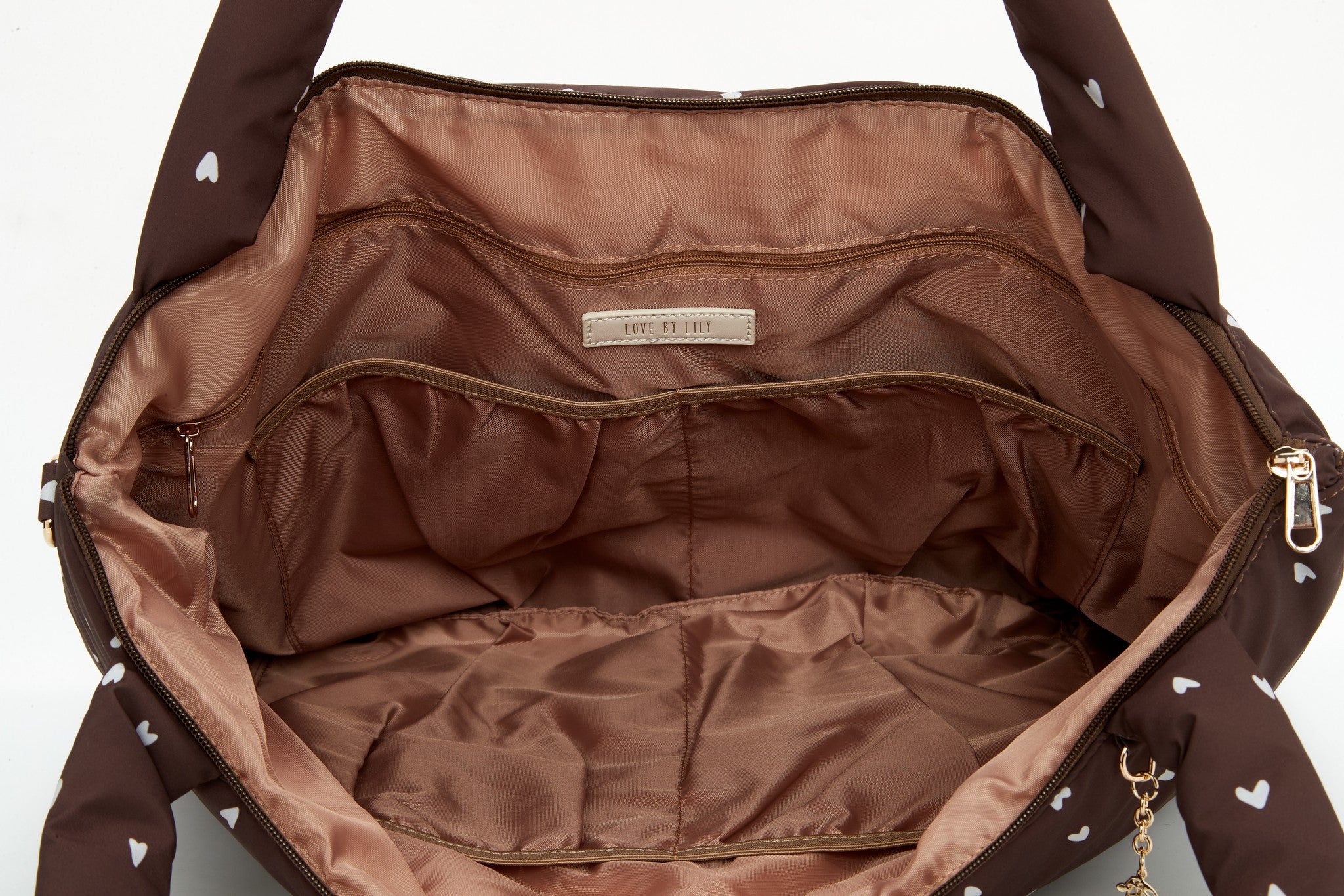 The Lily Tote luiertas van Love by Lily in Deep Amour hartjesprint, geopend met zicht op de roze binnenvoering en ritsvakken
