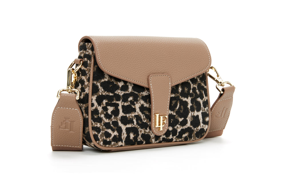 The Mini Brown Leopard crossbodytas met luipaardstof, taupe klep en goudkleurig LF-logo, schuin vooraanzicht