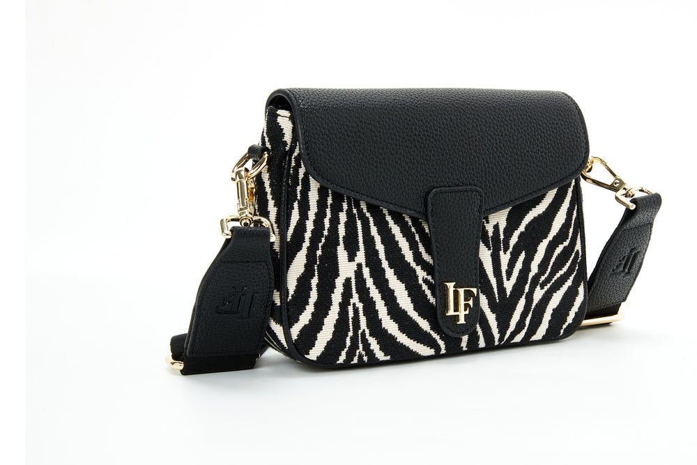 The Mini Zebra crossbodytas met zebrastof, zwarte klep en goudkleurig LF-logo, schuin vooraanzicht