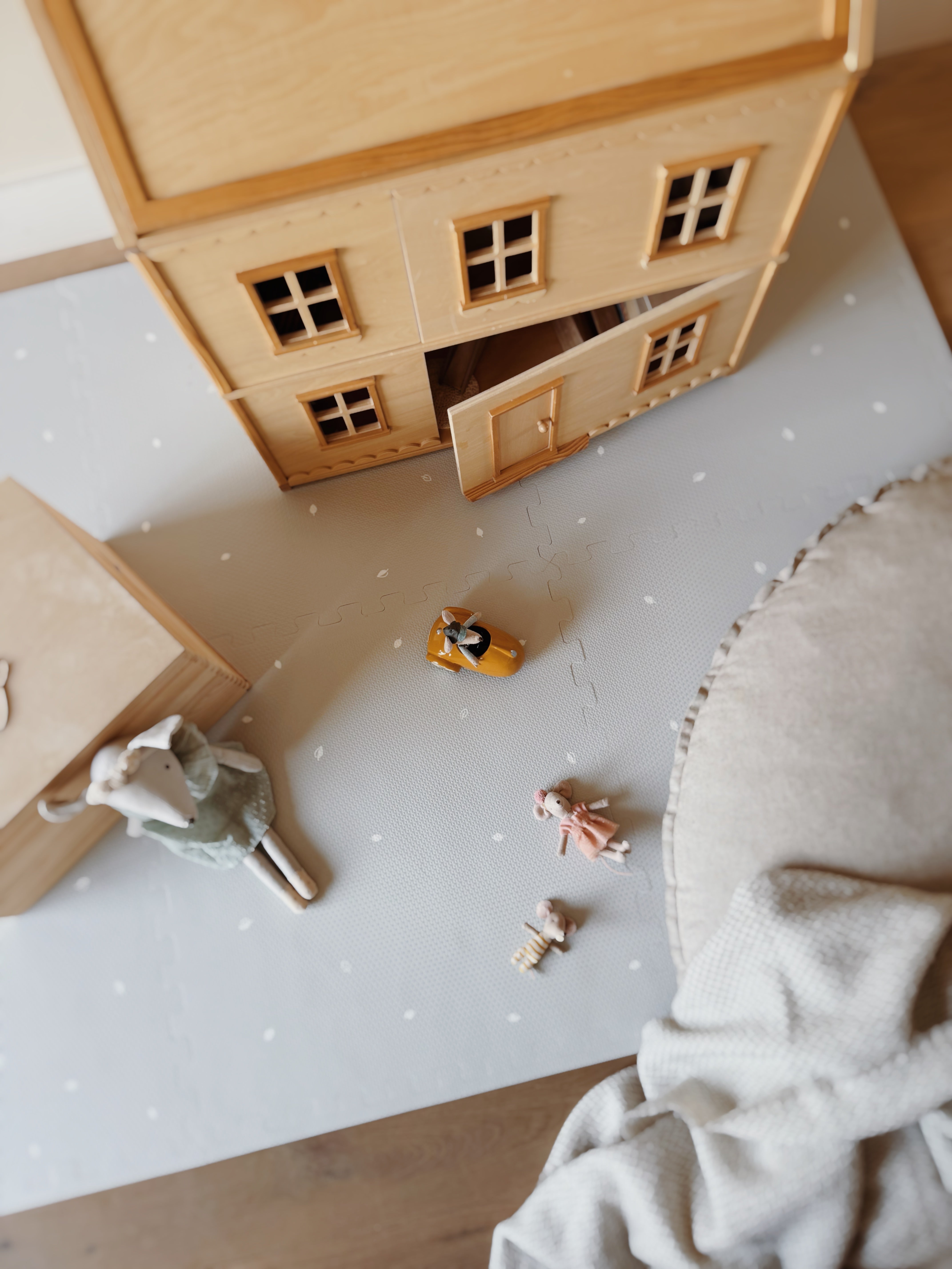 Detail van puzzelmat Arctic Grey – veilige, zachte tegels vanaf 0 maanden