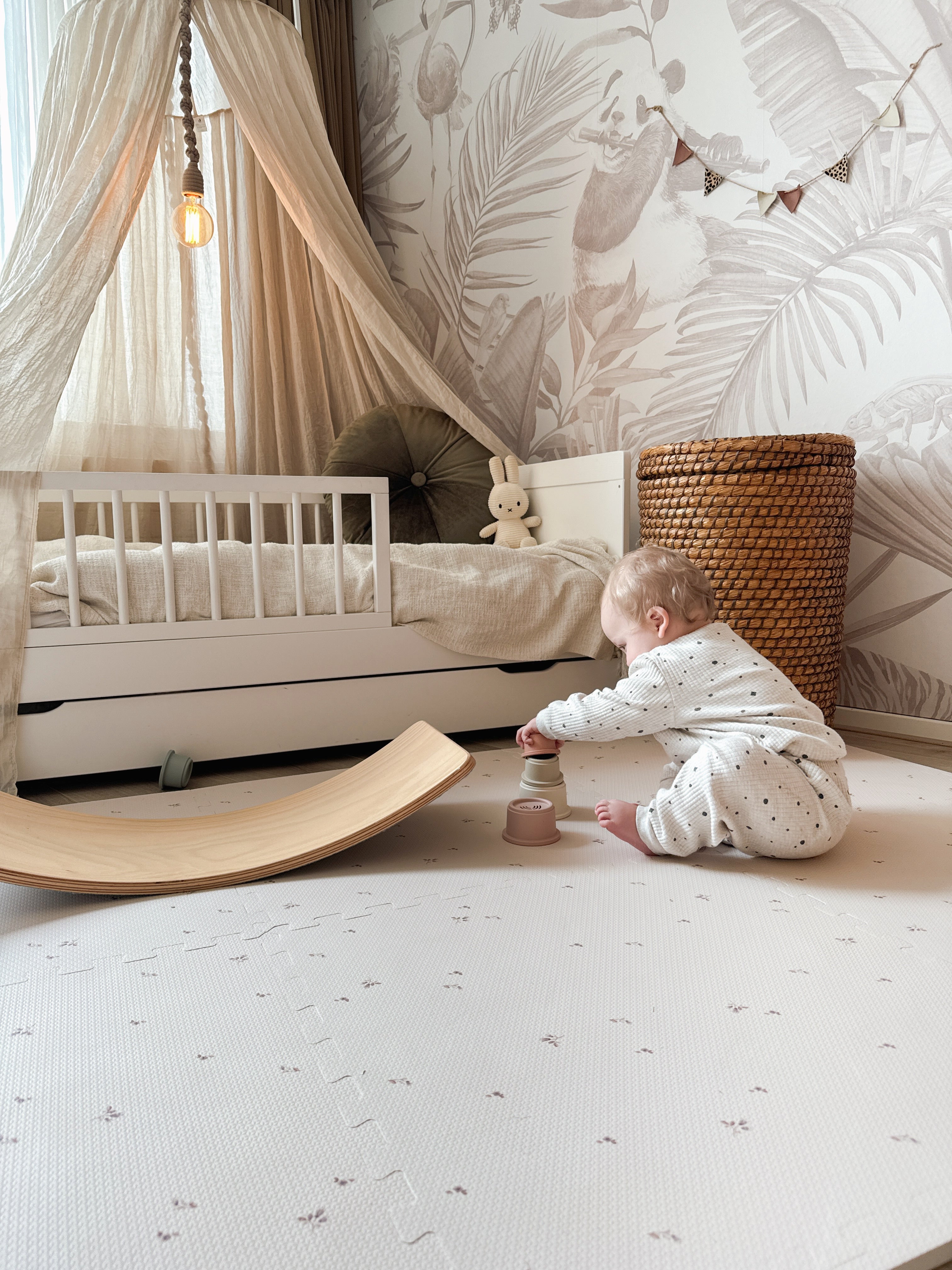 Puzzelmat in herfstkleuren. Makkelijk schoon te maken, hygiënisch en een veilige speelplek voor baby’s en peuters in de kinderkamer.