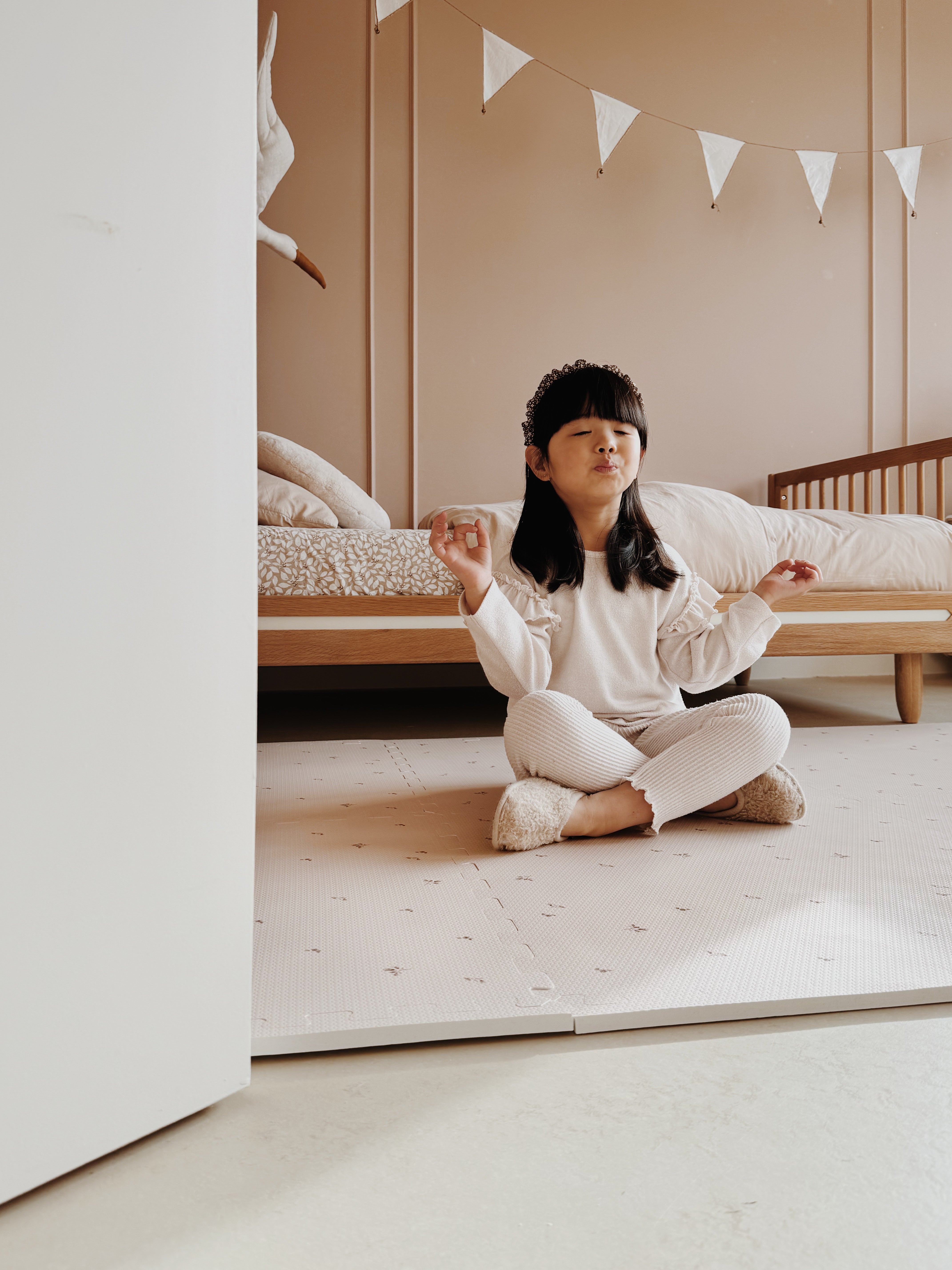 Puzzelmat in neutrale herfstkleuren. Stimuleert kruipen en rollen, is hygiënisch en makkelijk schoon te maken. Perfect voor babykamers.