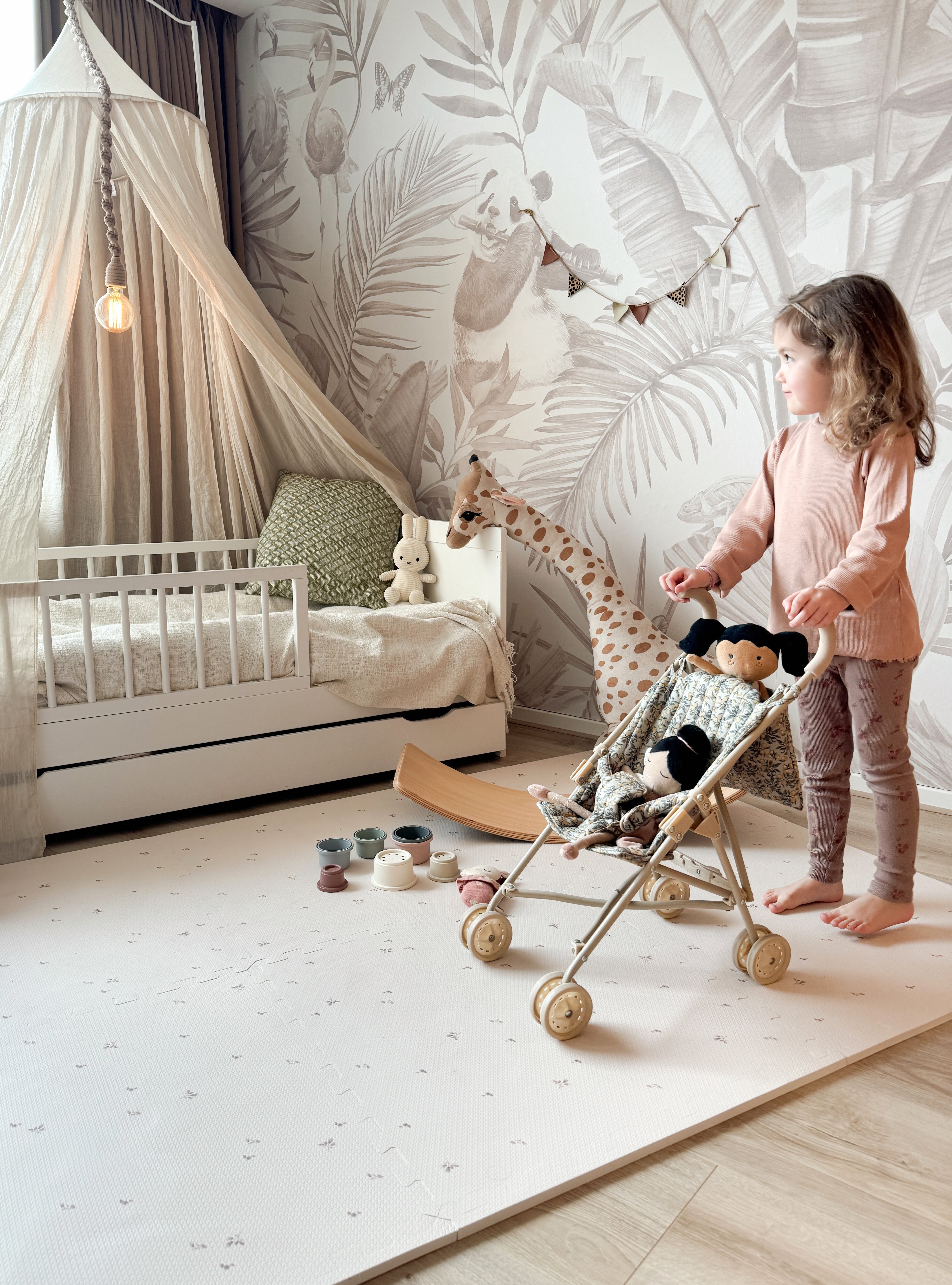 Warme beige speelmat Autumn. Veilig en stijlvol, CE & REACH gecertificeerd en vrij van schadelijke stoffen. Perfect voor de babykamer.
