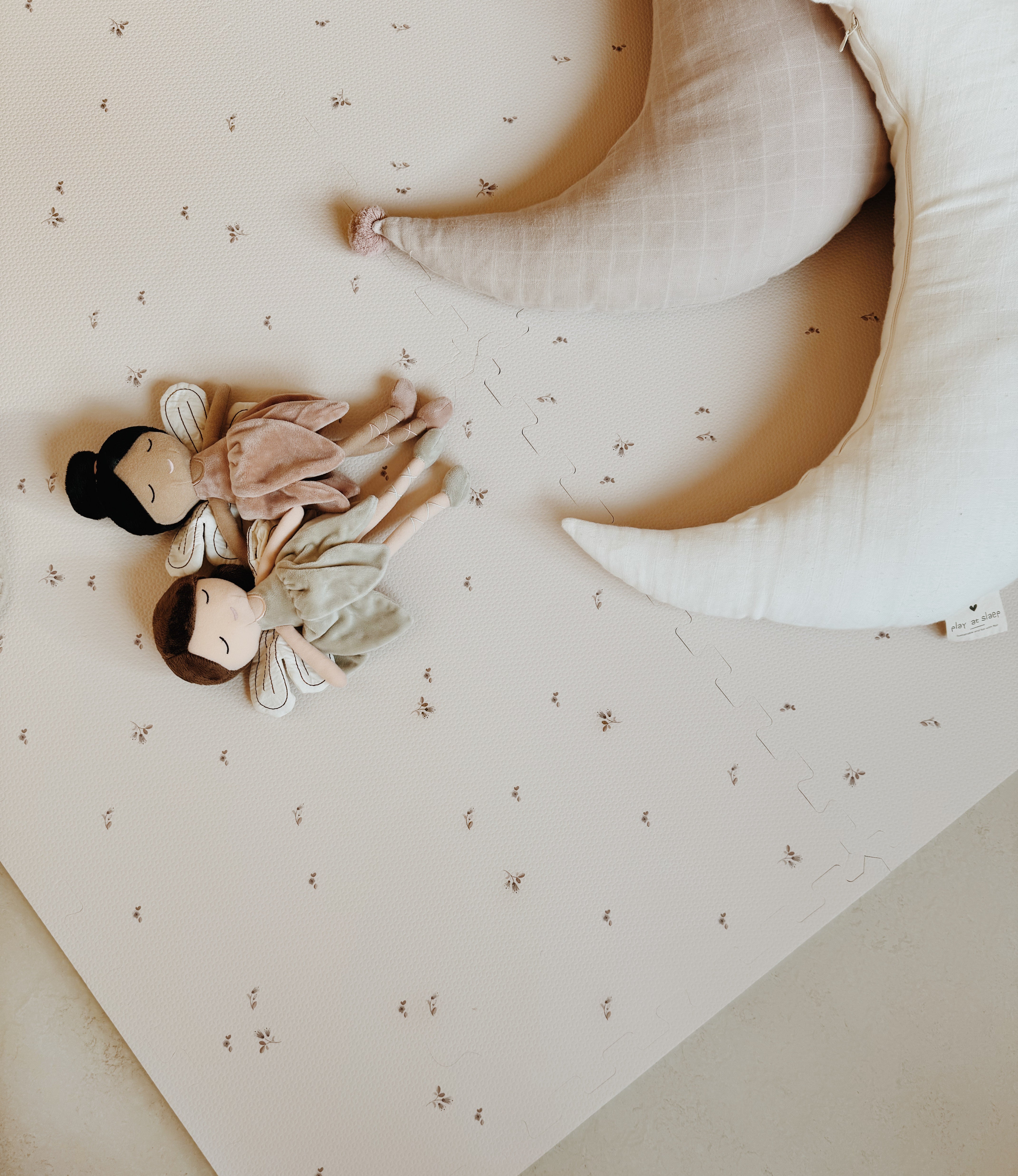 Warme beige speelmat Autumn. Veilig en stijlvol, CE & REACH gecertificeerd en vrij van schadelijke stoffen. Perfect voor de babykamer.