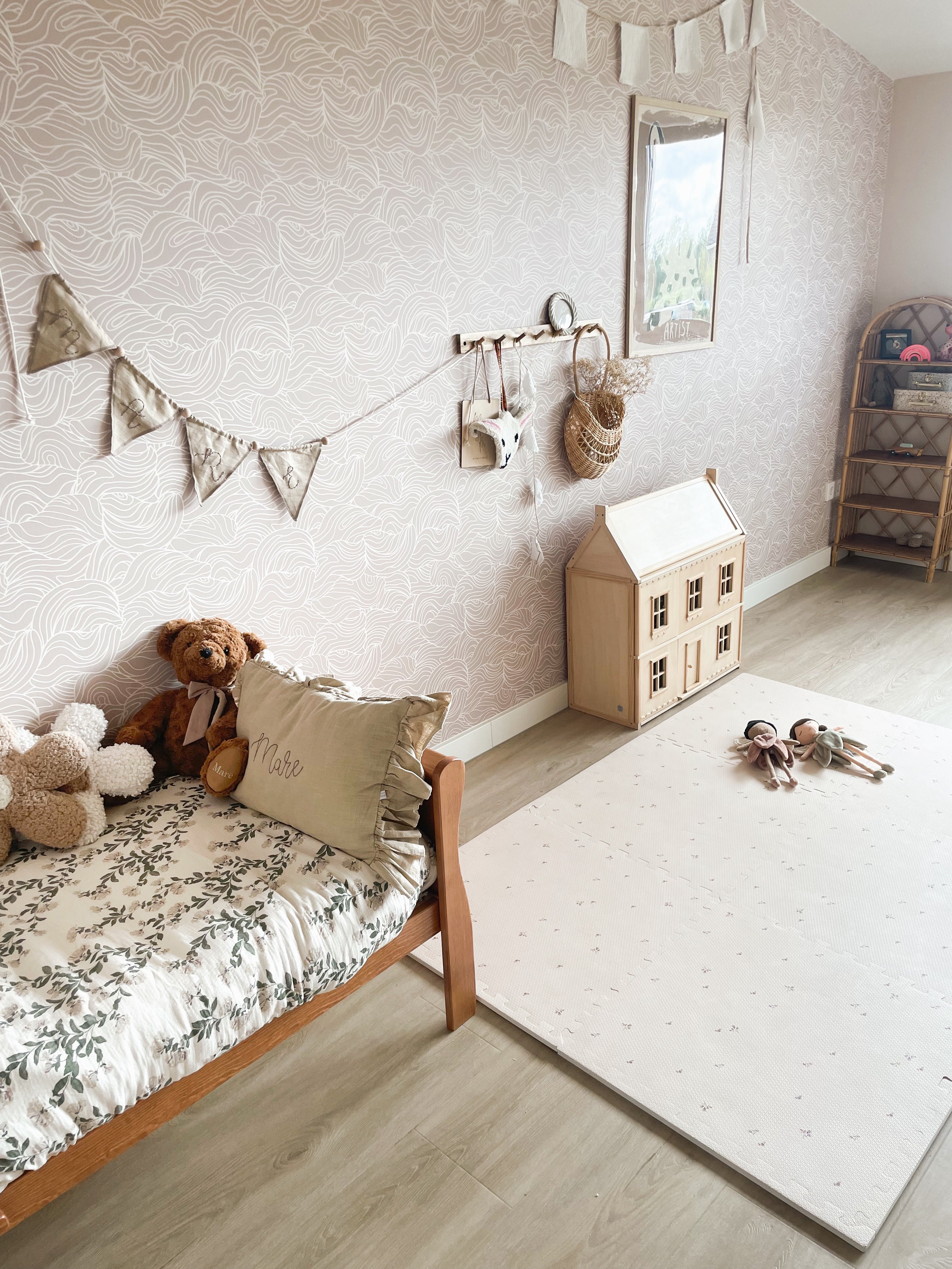 Hygiënische speelmat in warme tinten. Bevordert motoriek en biedt een veilige en stijlvolle speelruimte voor babykamer en speelhoek.