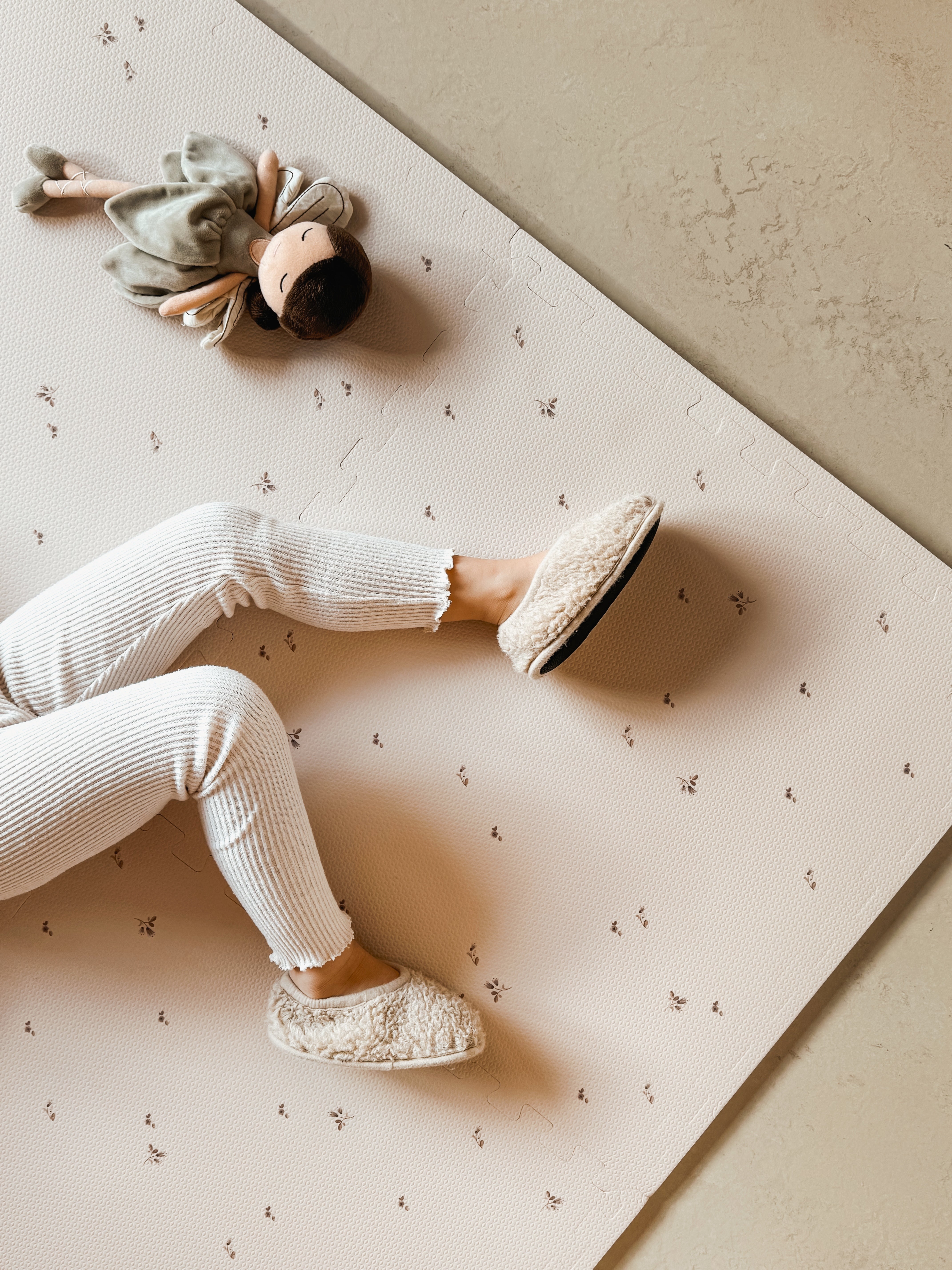 Speelmat in warme herfstkleuren. Veilig en gecertificeerd, ideaal voor een knusse babykamer of speelse kinderkamer.
