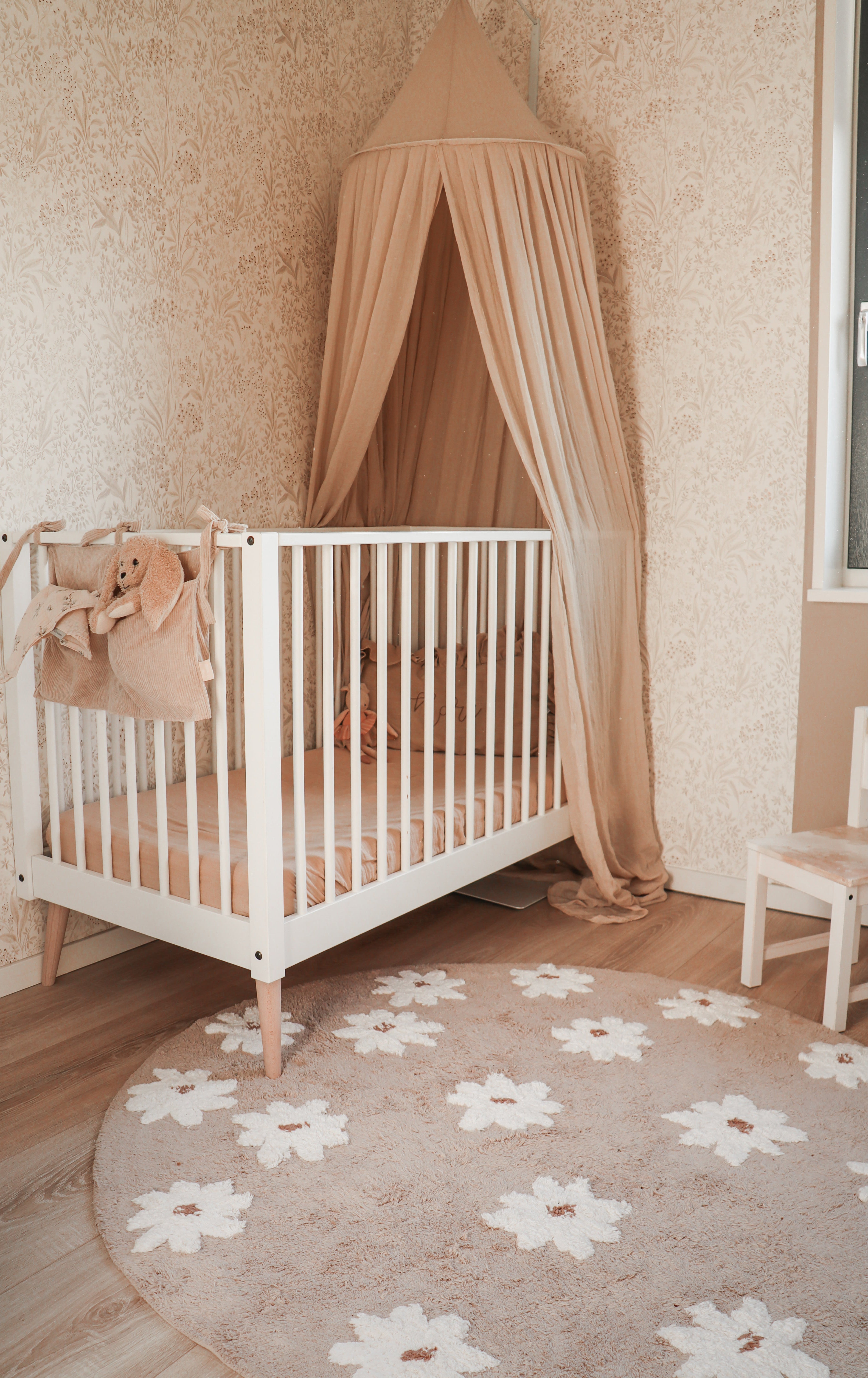 Stijlvol bloemen vloerkleed Daisy Night, handgemaakt met zachte 3D details, ideaal voor een neutrale babykamer.