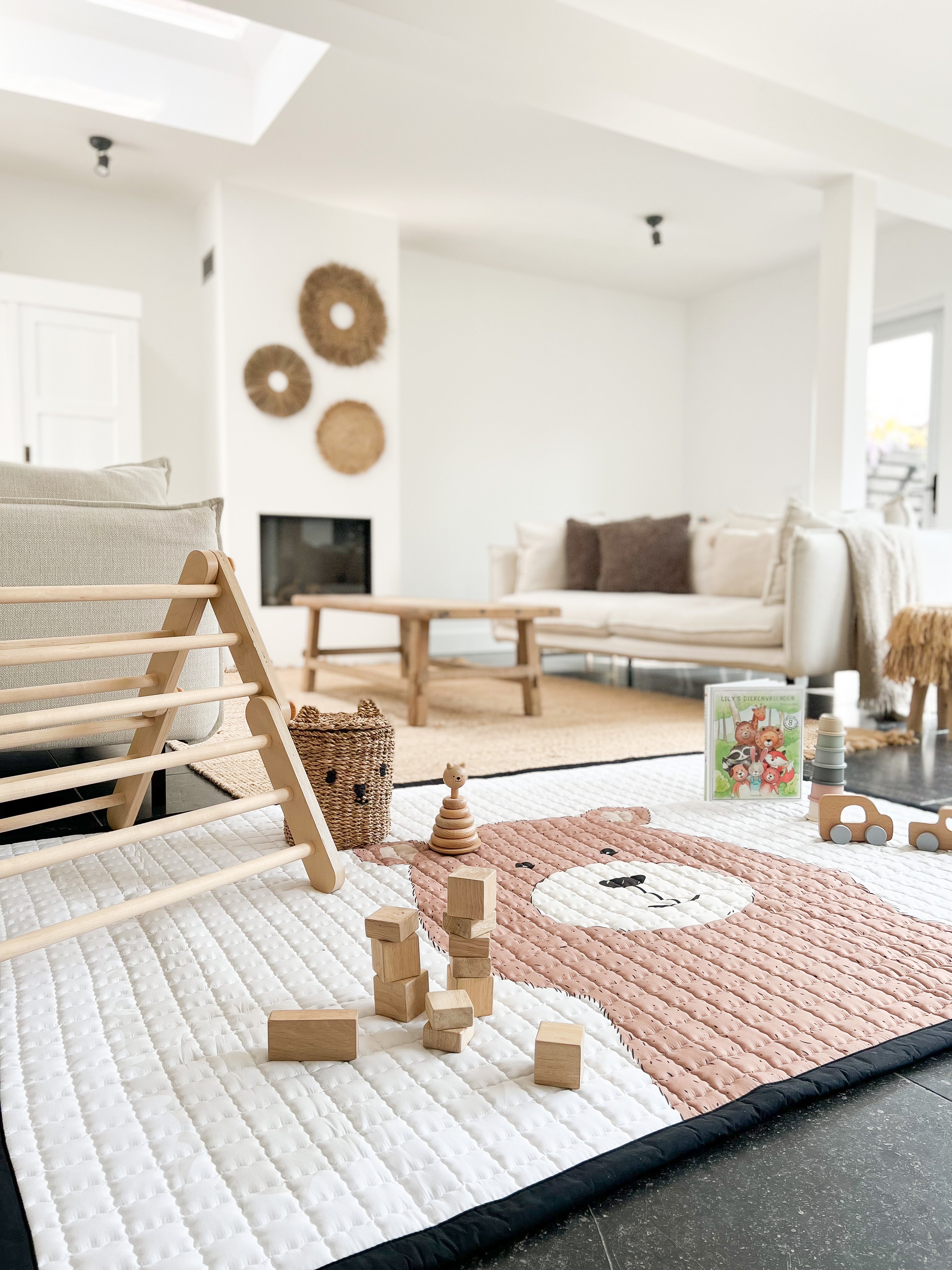 Speelkleed met een stoere beer – klaar voor brullend speelplezier.