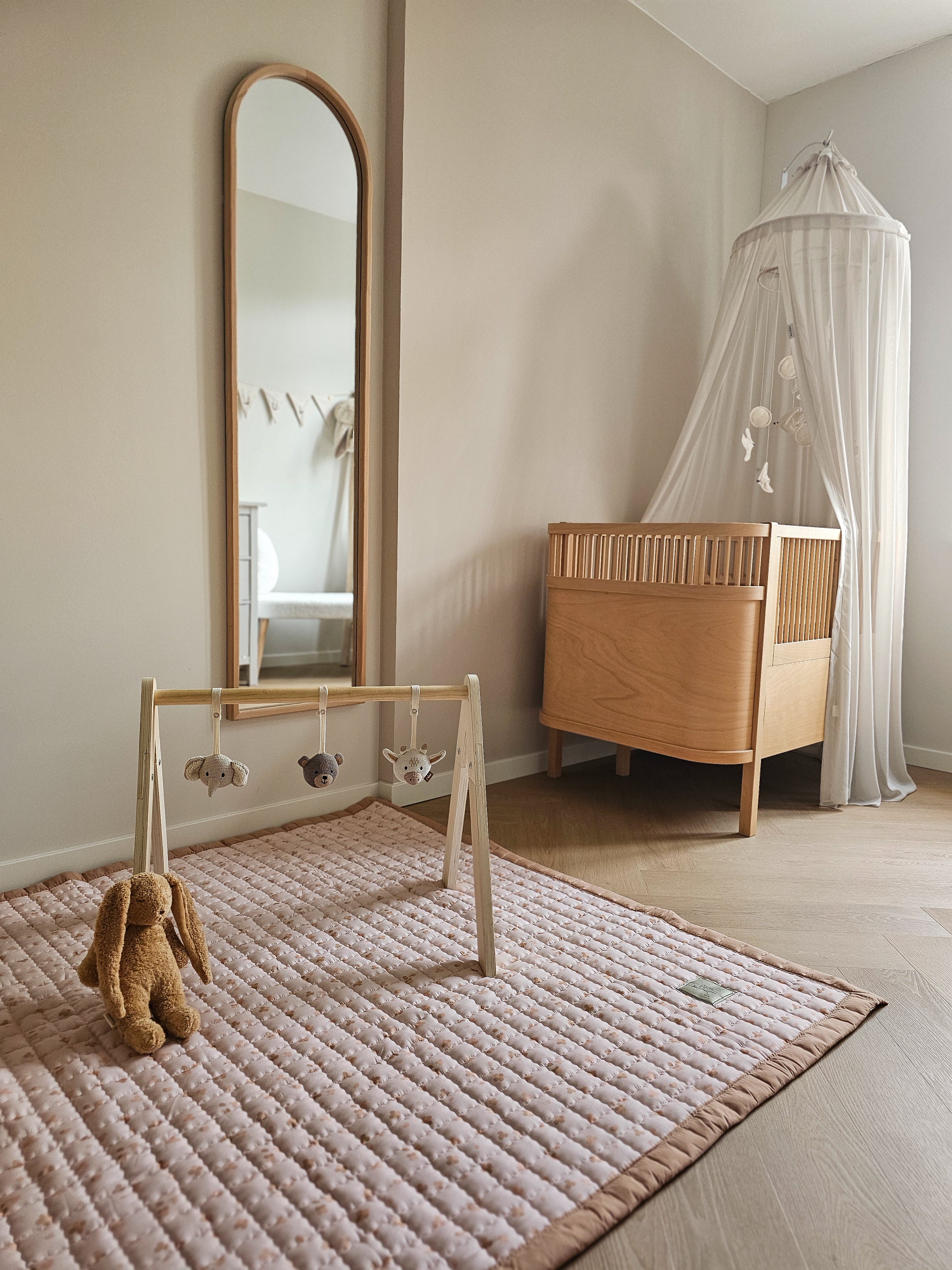 Baby speelmat Sandy Clovers – unisex beige speelkleed voor tummy time en rollen.