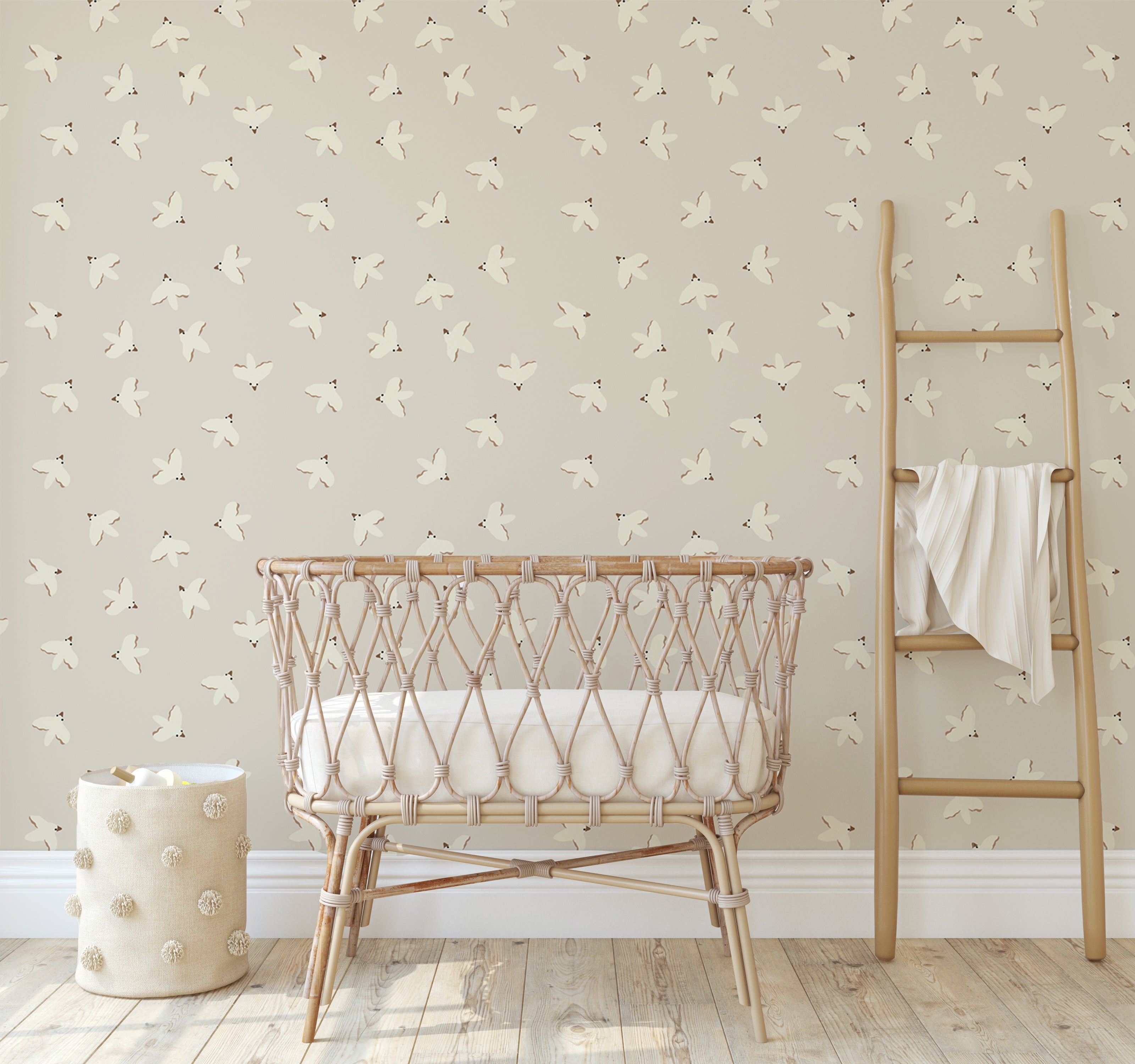 Neutraal beige behang met zachte vogelprint, perfect voor de babykamer