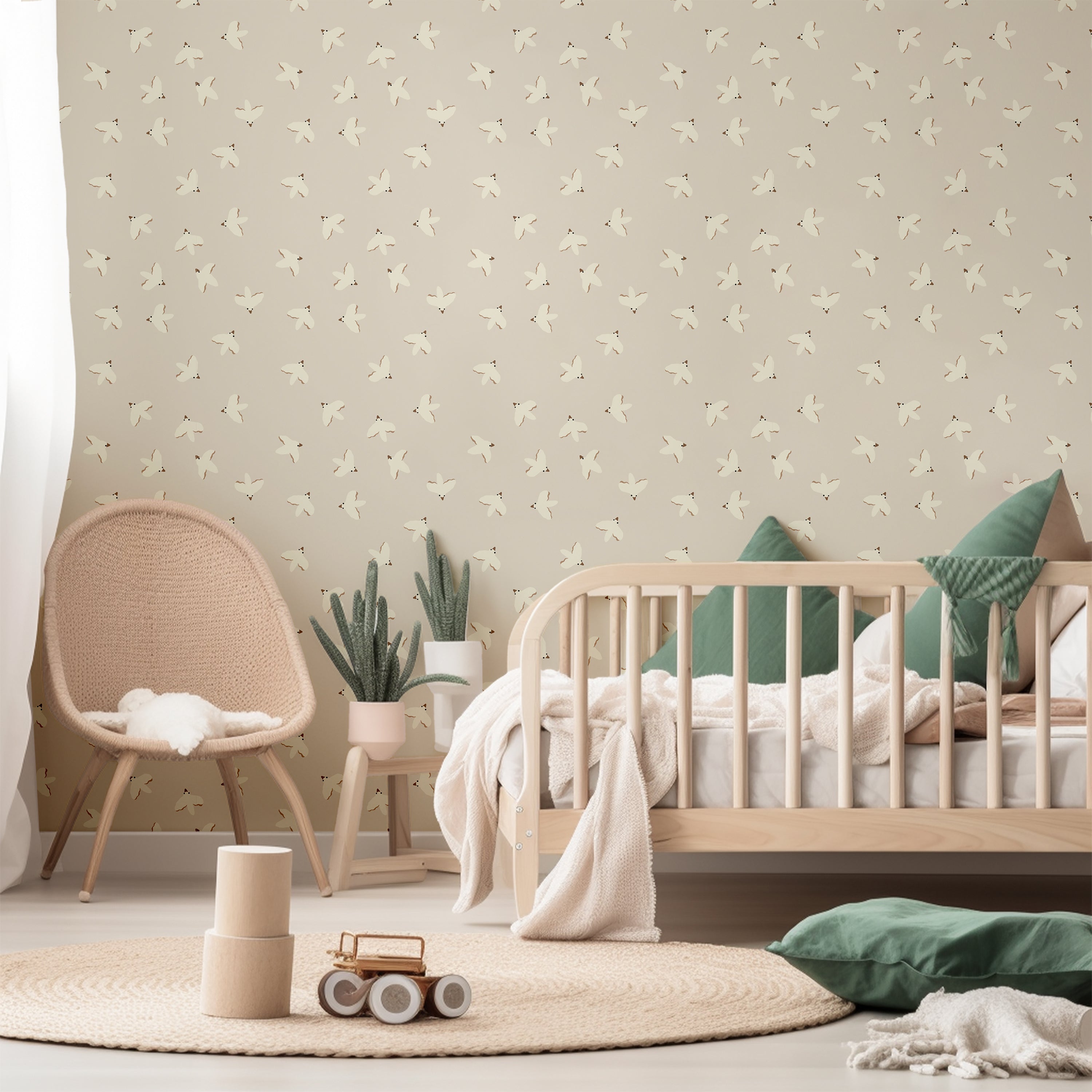 Neutraal behang met rustige vogeltjesprint, ideaal voor een unisex babykamer