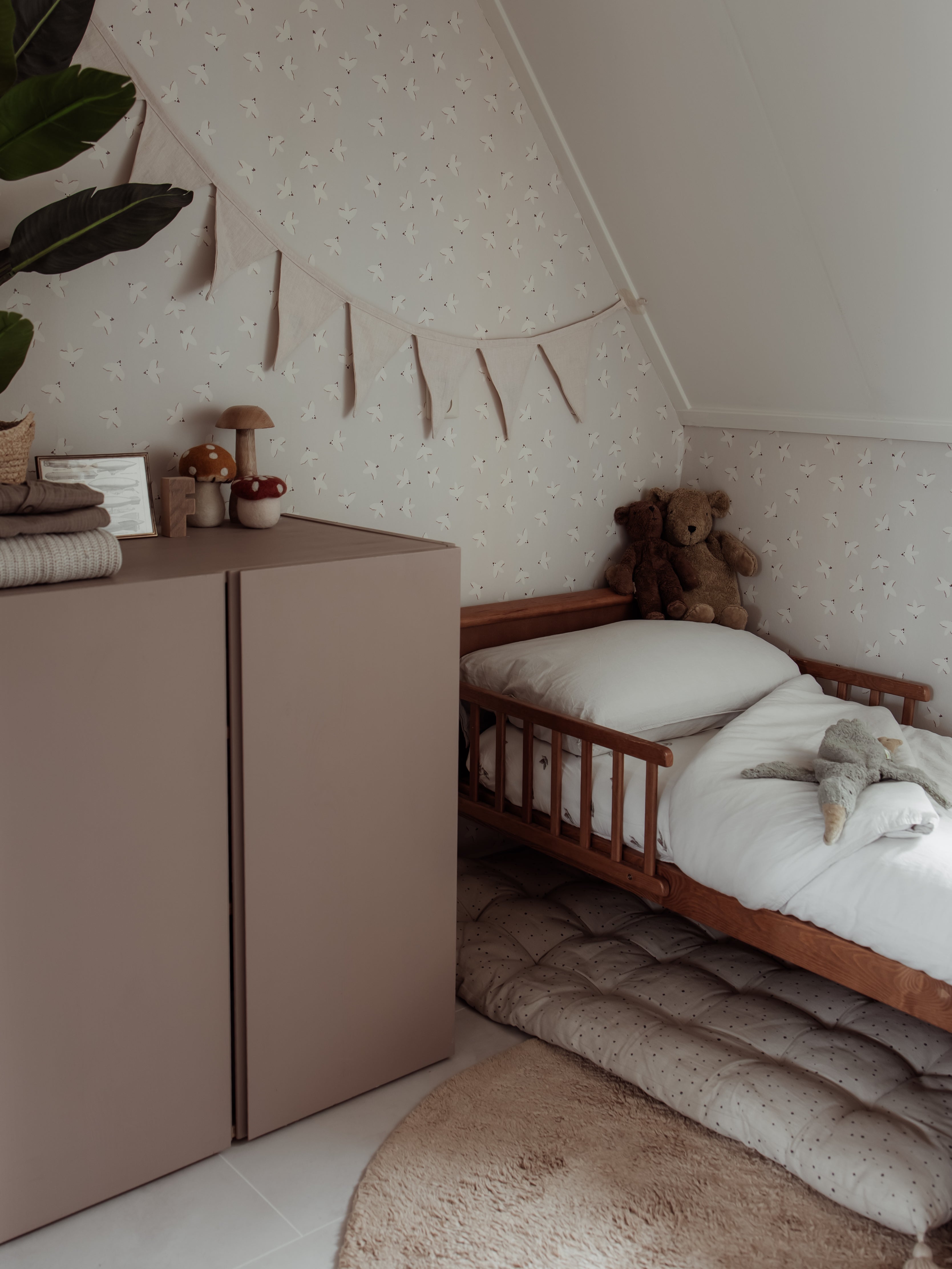 Uniek behang met met de hand getekende vogels in neutrale beige tinten. Perfect voor een serene babykamer of stijlvolle speelhoek.