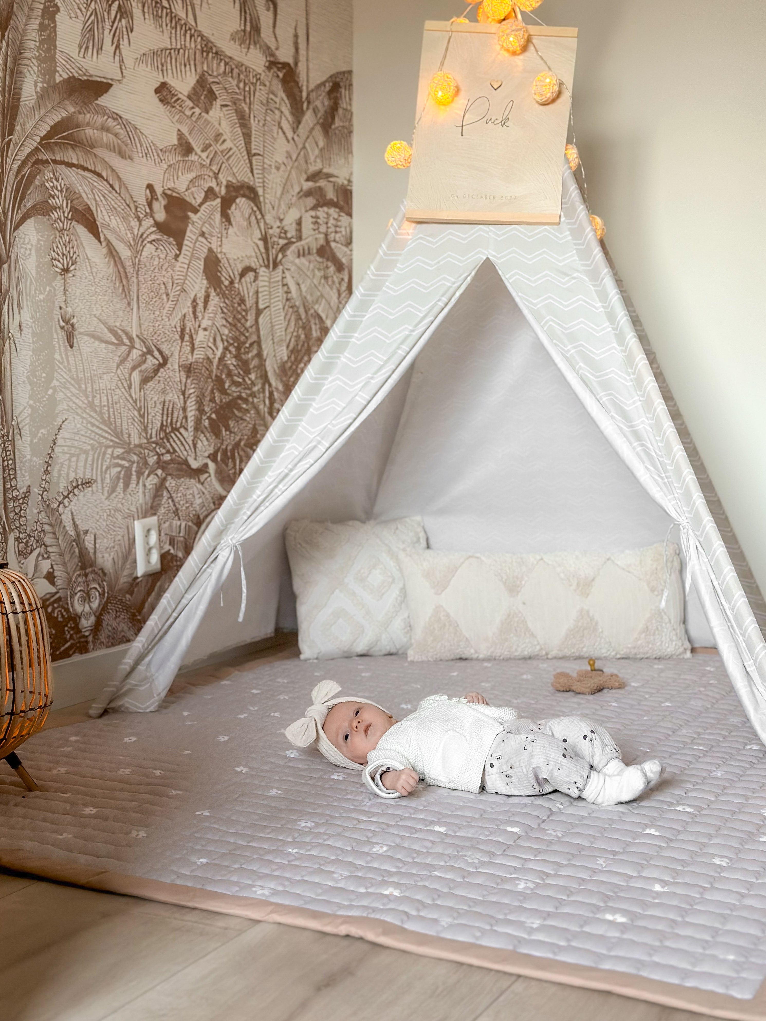 Daisies speelkleed vol kleine bloemen – een kalm en speels ontwerp voor elke babykamer.